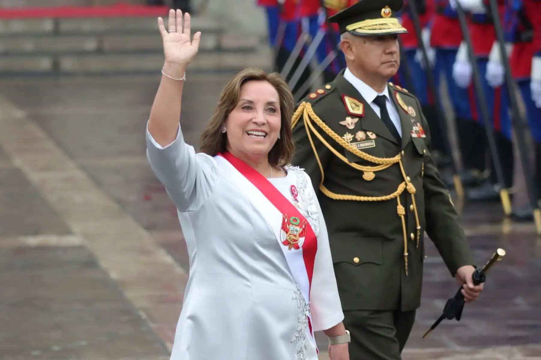 La presidenta de la República, Dina Boluarte, saluda a la prensa en los exteriores de Palacio de Gobierno camino a la misa Te Deum durante el Día de la Independencia de Perú en Lima. 
Foto: ANDINA/Lino Chipana
