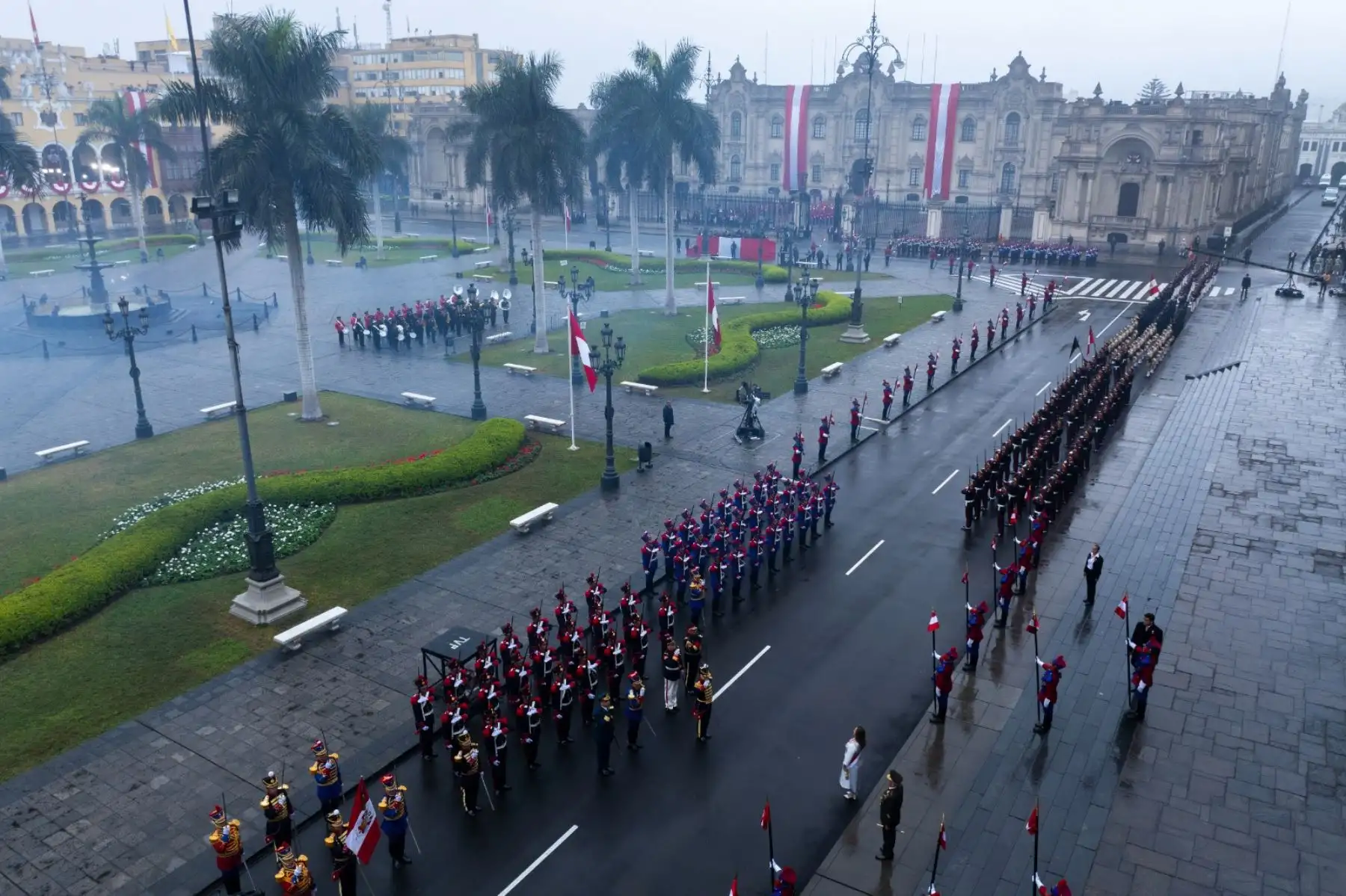 La presidenta de la República, Dina Boluarte, saluda a la prensa en los exteriores de Palacio de Gobierno camino a la misa Te Deum durante el Día de la Independencia de Perú en Lima. 
Foto: ANDINA/Prensa Presidencia