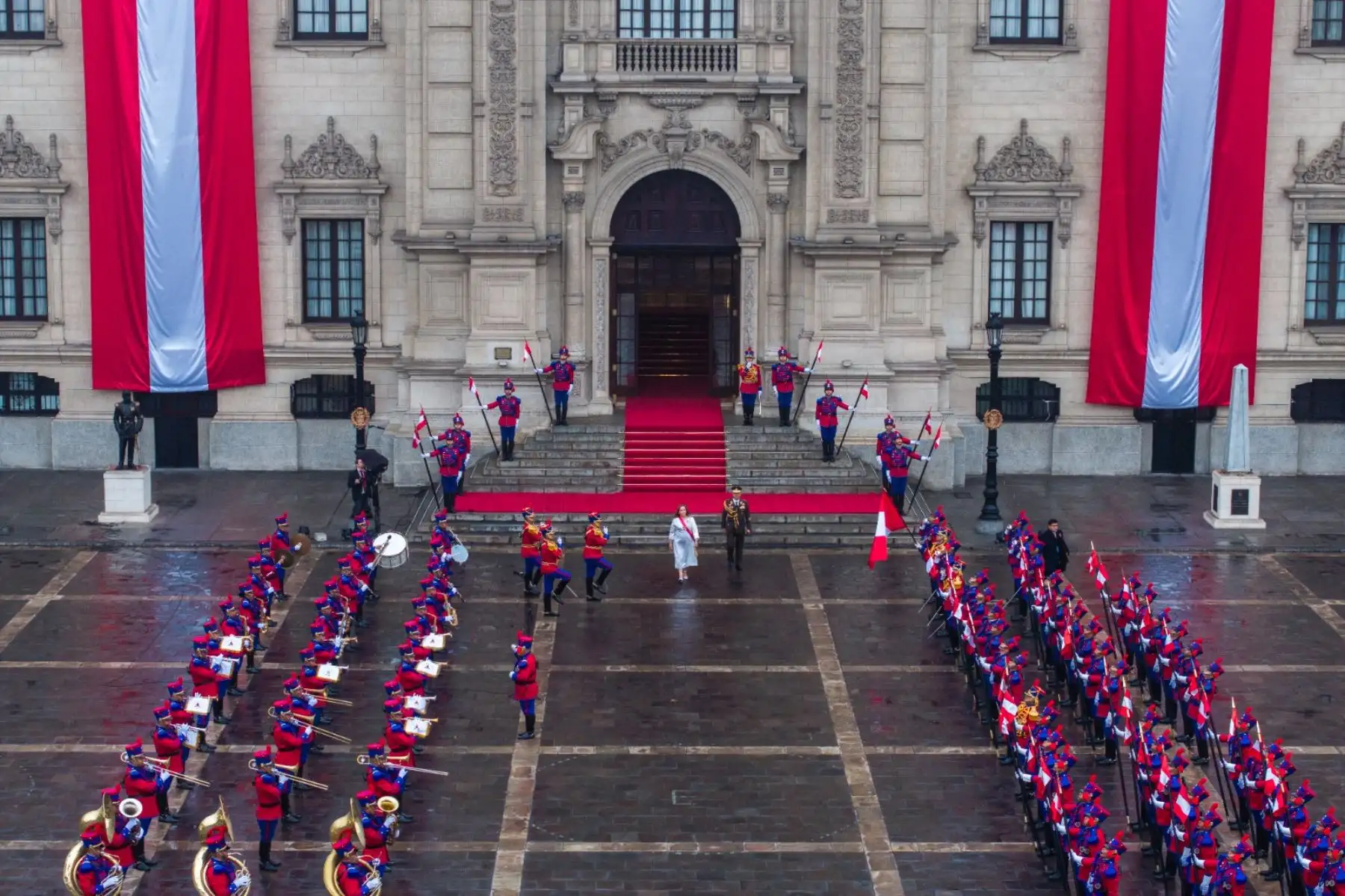 La presidenta de la República, Dina Boluarte, saluda a la prensa en los exteriores de Palacio de Gobierno camino a la misa Te Deum durante el Día de la Independencia de Perú en Lima. 
Foto: ANDINA/Prensa Presidencia