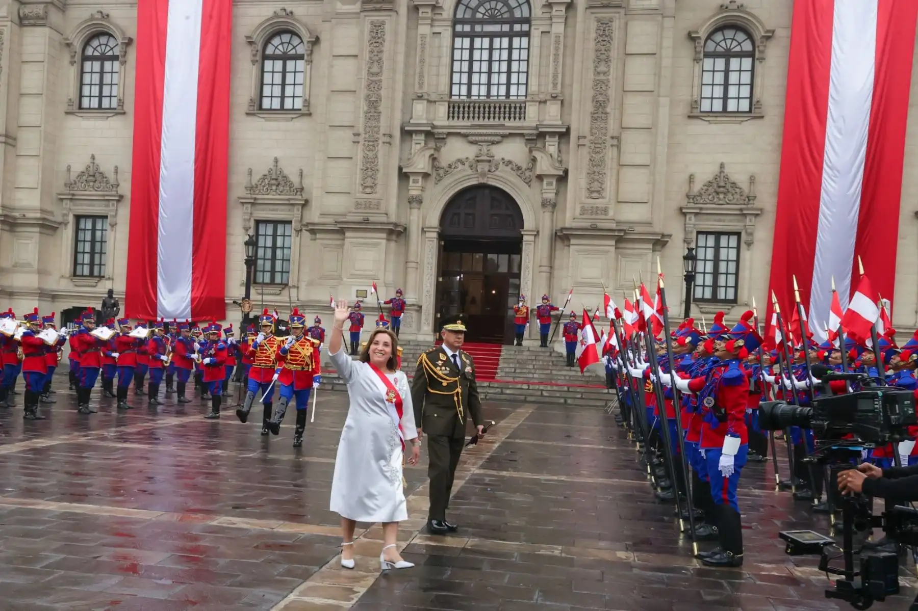 La presidenta de la República, Dina Boluarte, saluda a la prensa en los exteriores de Palacio de Gobierno camino a la misa Te Deum durante el Día de la Independencia de Perú en Lima. 
Foto: ANDINA/Prensa Presidencia