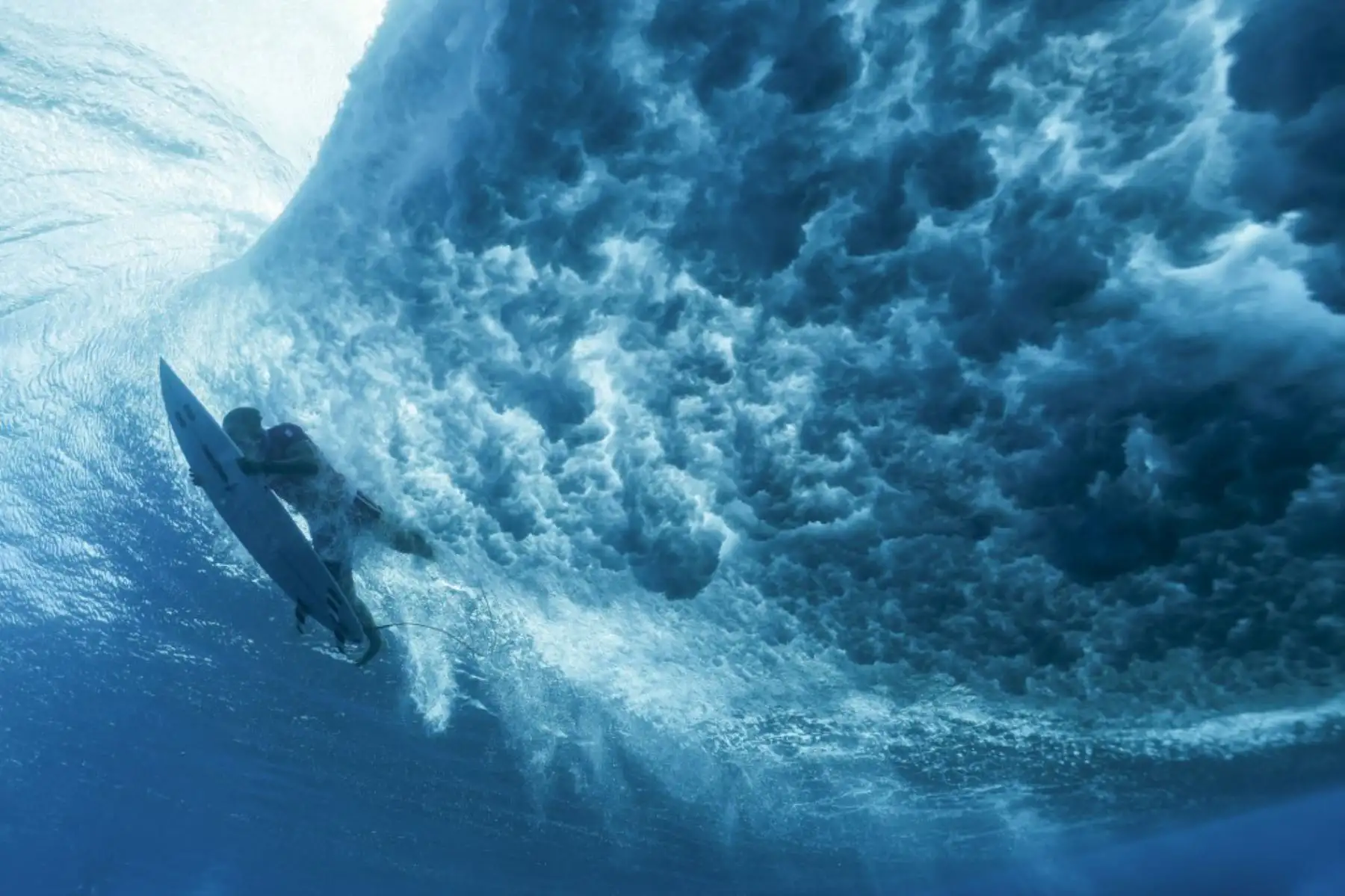 El francés Kauli Vaast se zambulle en una ola en  la primera ronda de surf masculino, durante los Juegos Olímpicos de París 2024, en Teahupo