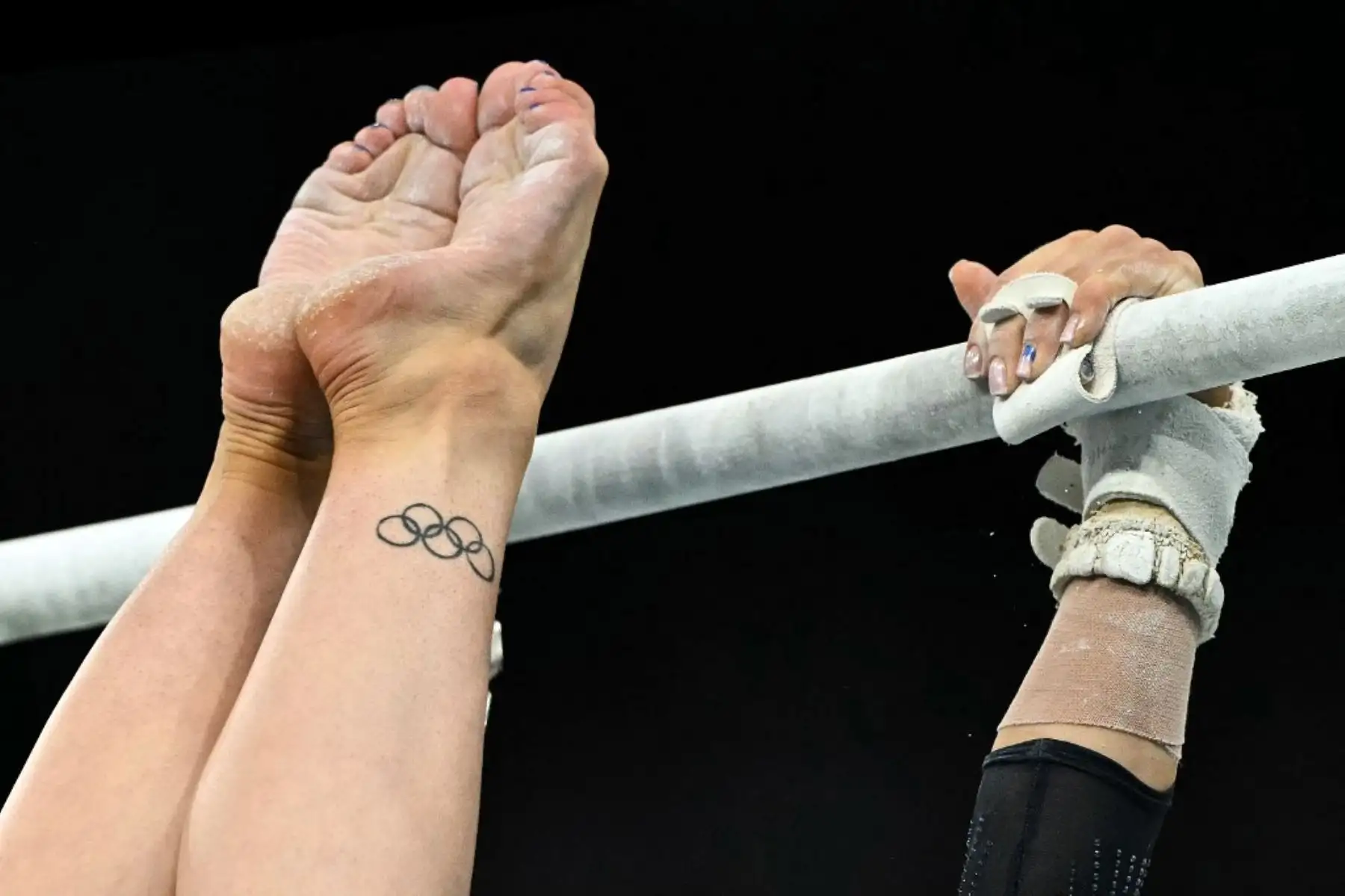 La británica Alice Kinsella compite en la prueba de barras asimétricas de la clasificación femenina de gimnasia artística en los Juegos Olímpicos de París 2024 en el Bercy Arena, el 28 de julio. Foto: AFP
