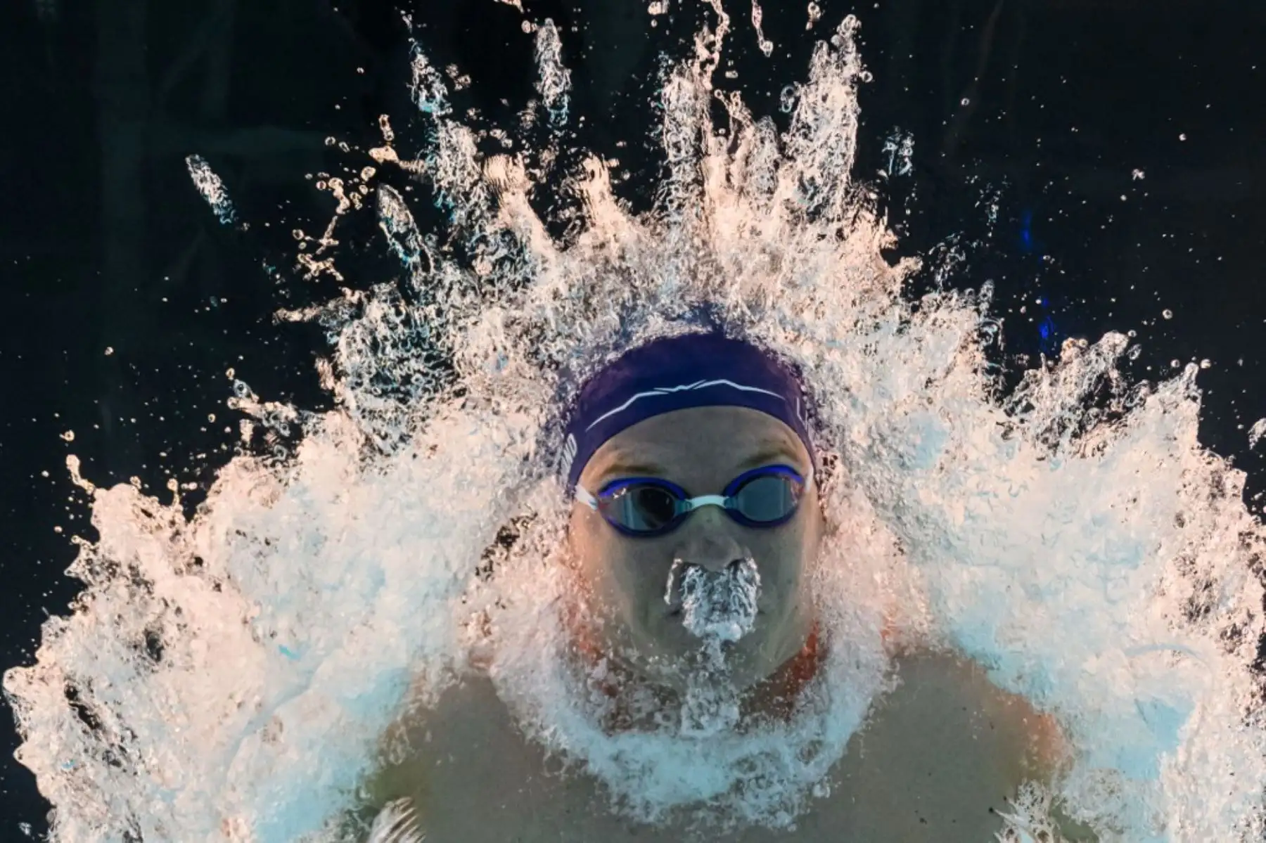 Una vista subacuática muestra al francés Leon Marchand compitiendo en una serie de la prueba de natación individual de 400 m combinado masculino durante los Juegos Olímpicos de París 2024 en el Arena París La Defense en Nanterre,  el 28 de julio. Foto: AFP