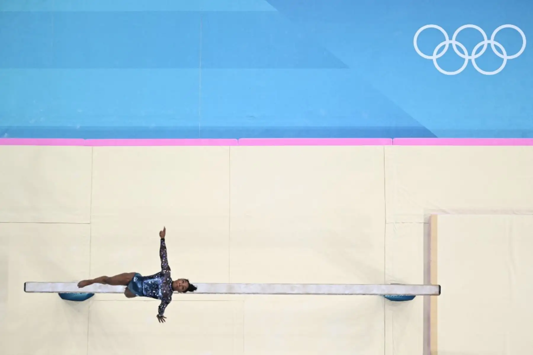 La estadounidense Simone Biles compite en la prueba de viga de equilibrio de la clasificación femenina de gimnasia artística en os Juegos Olímpicos de París 2024 en el Bercy Arena de París, el 28 de julio. Foto: AFP