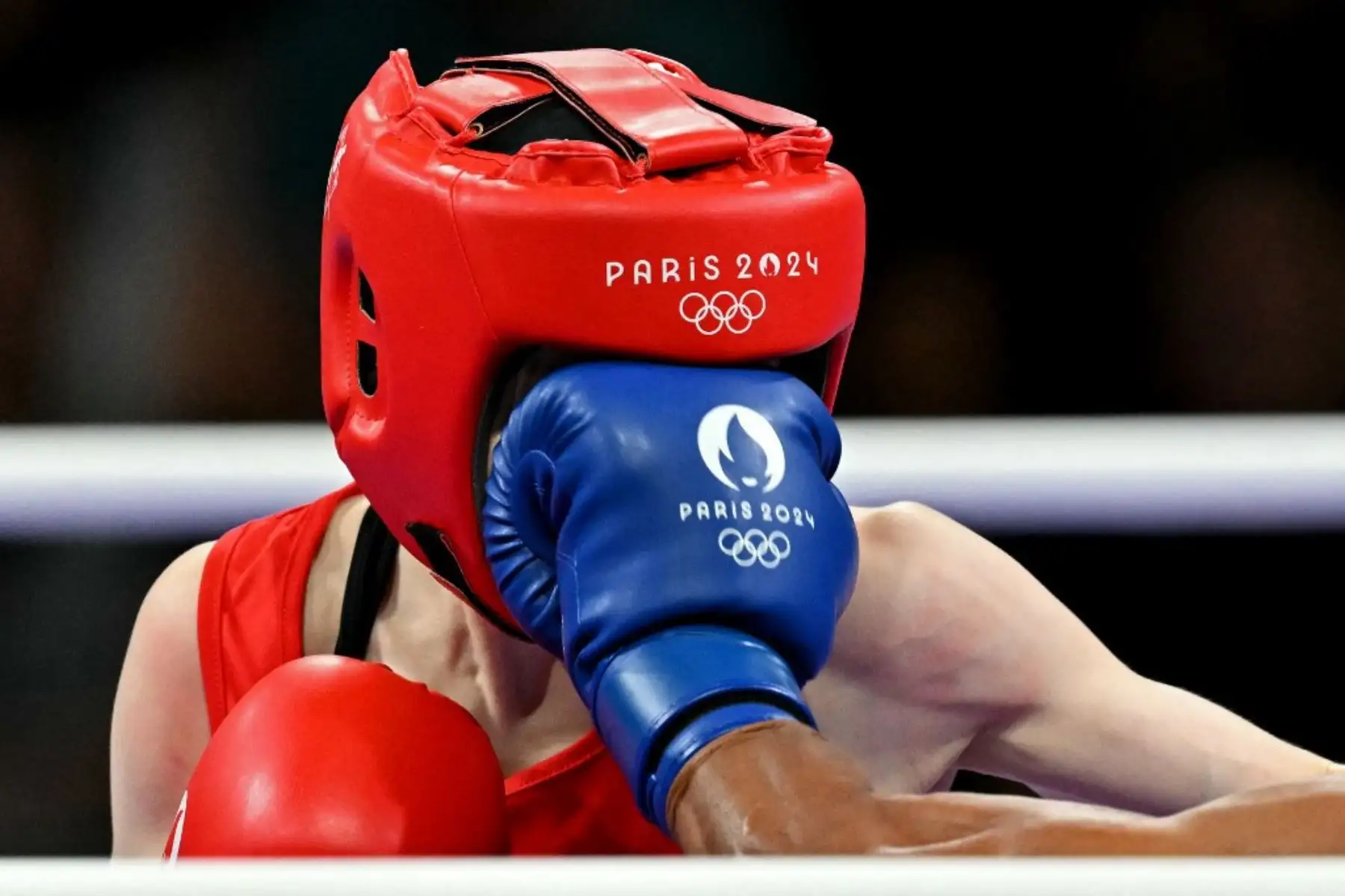La mongola Yesugen Oyuntsetseg es golpeada por la colombiana Ingrit Lorena Valencia Victoria en la pelea de boxeo de los dieciseisavos de final de la categoría femenina de 50 kg en los Juegos Olímpicos de París 2024 en el Arena del Norte de París, en Villepinte, el 28 de julio. Foto: AFP