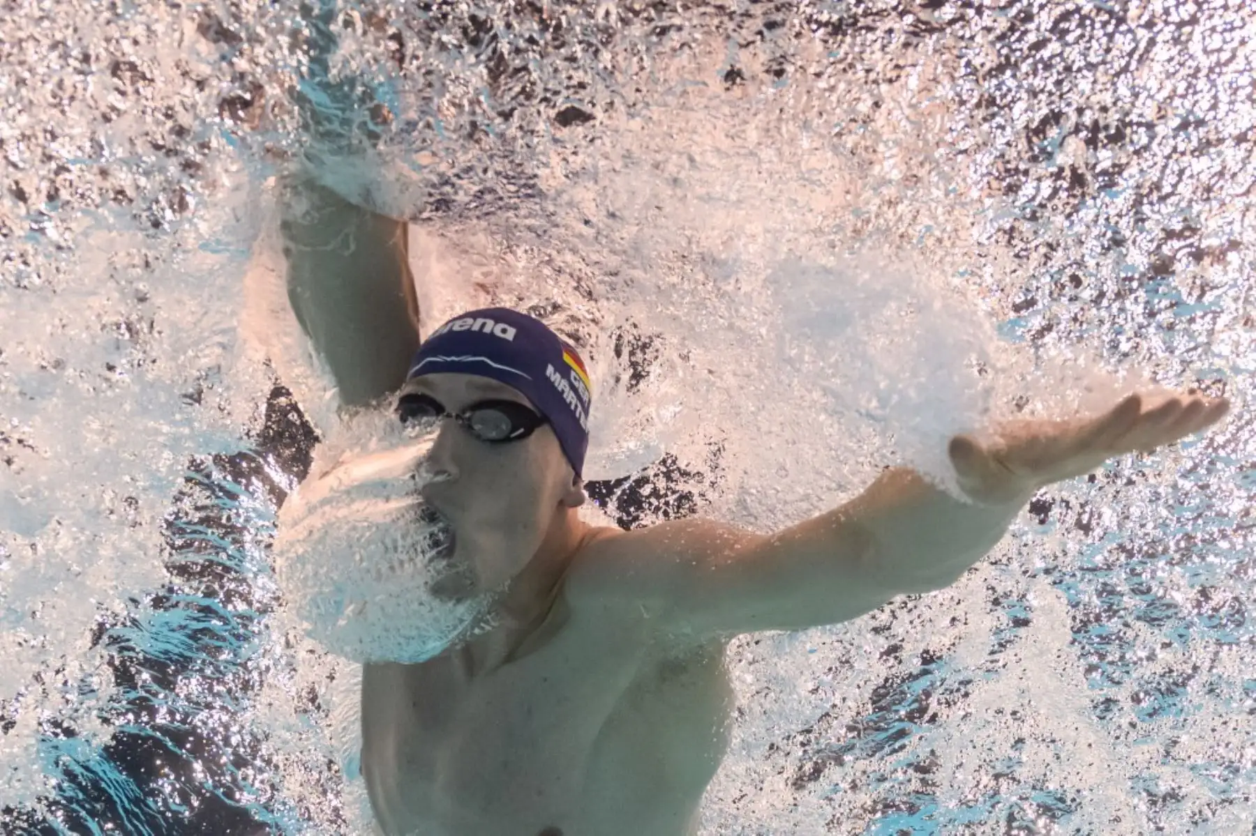 Una vista subacuática muestra al alemán Lukas Maertens compitiendo en una serie de la prueba de natación estilo libre de 200 m masculino en los Juegos Olímpicos de París 2024 en el Arena París La Defense en Nanterre, el 28 de julio. Foto: AFP