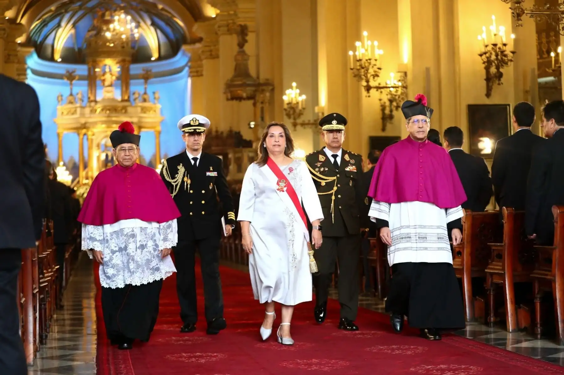 La presidenta Dina Boluarte asiste a la Misa Solemne y Te Deum, en la Basílica Catedral de Lima como parte de las actividades previstas con ocasión del 203° Aniversario de la Proclamación de la Independencia Nacional. Foto: ANDINA/ Prensa Presidencia