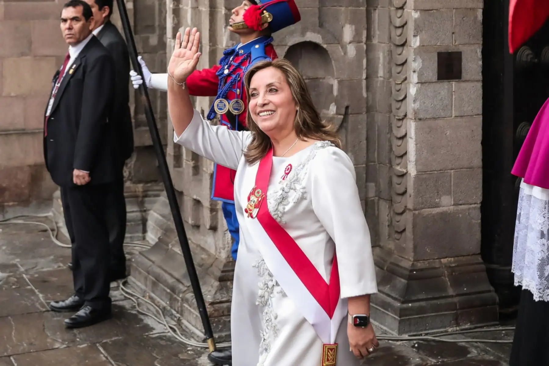 La presidenta de la República, Dina Boluarte, saluda a la prensa a la salida de la misa Te Deum durante el Día de la Independencia de Perú en Lima. Foto: ANDINA/ Connie Calderon