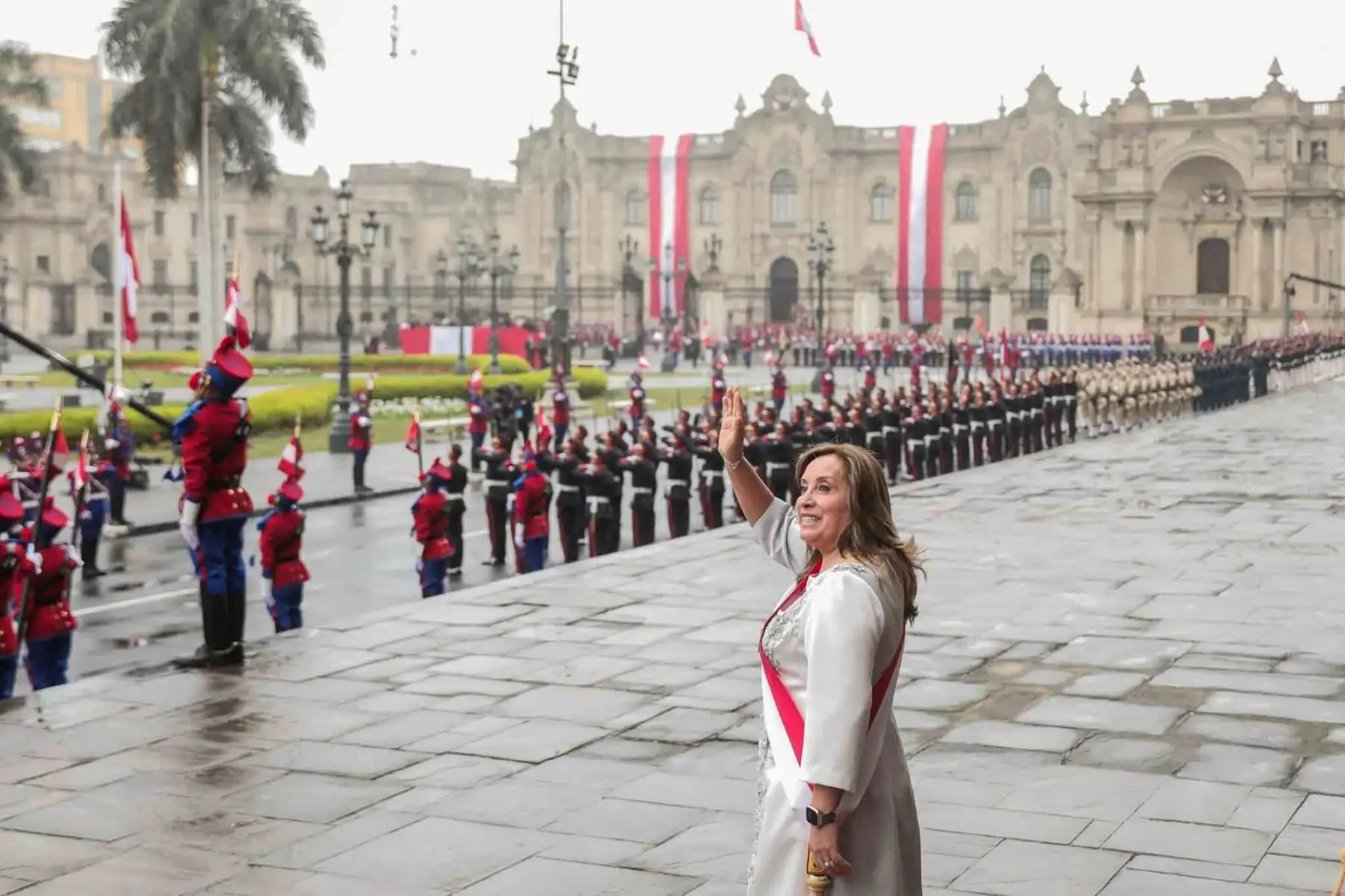 La presidenta de la República, Dina Boluarte, saluda a la prensa a la salida de la misa Te Deum durante el Día de la Independencia de Perú en Lima. Foto: ANDINA/ Connie Calderon