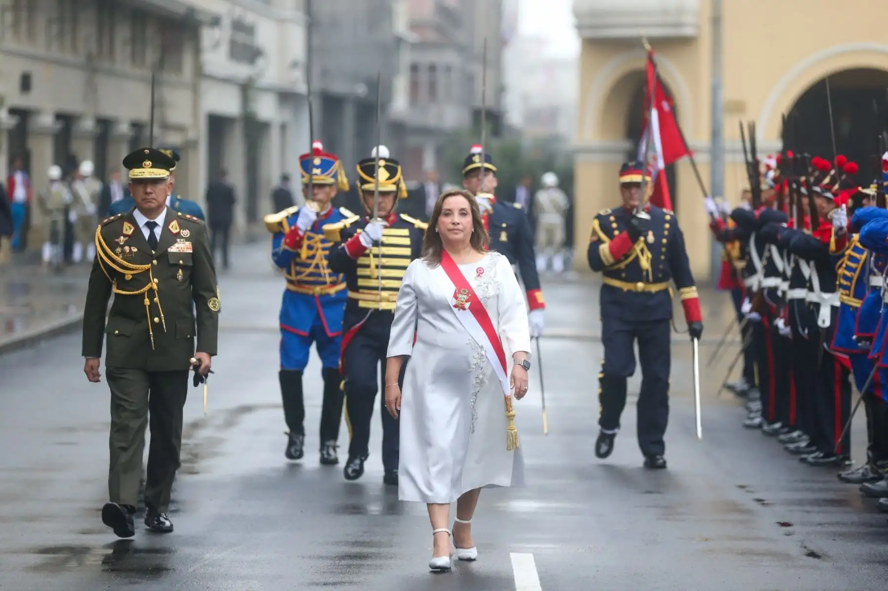 La presidenta de la República, Dina Boluarte, retorna a Palacio de Gobierno al termino de la misa Te Deum durante el Día de la Independencia de Perú en Lima. Foto: ANDINA/ Prensa Presidencia