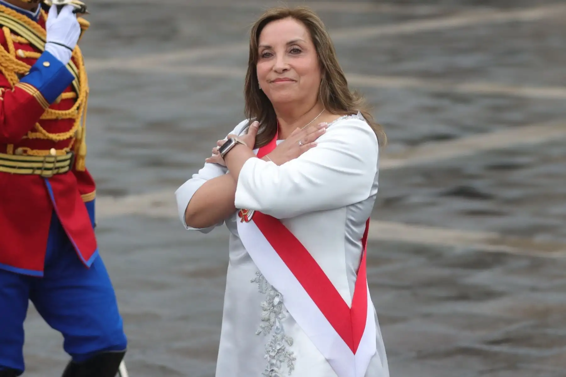 La presidenta de la República, Dina Boluarte, saluda a la prensa al termino de la misa Te Deum durante el Día de la Independencia de Perú en Lima. Foto: ANDINA/ Lino Chipana