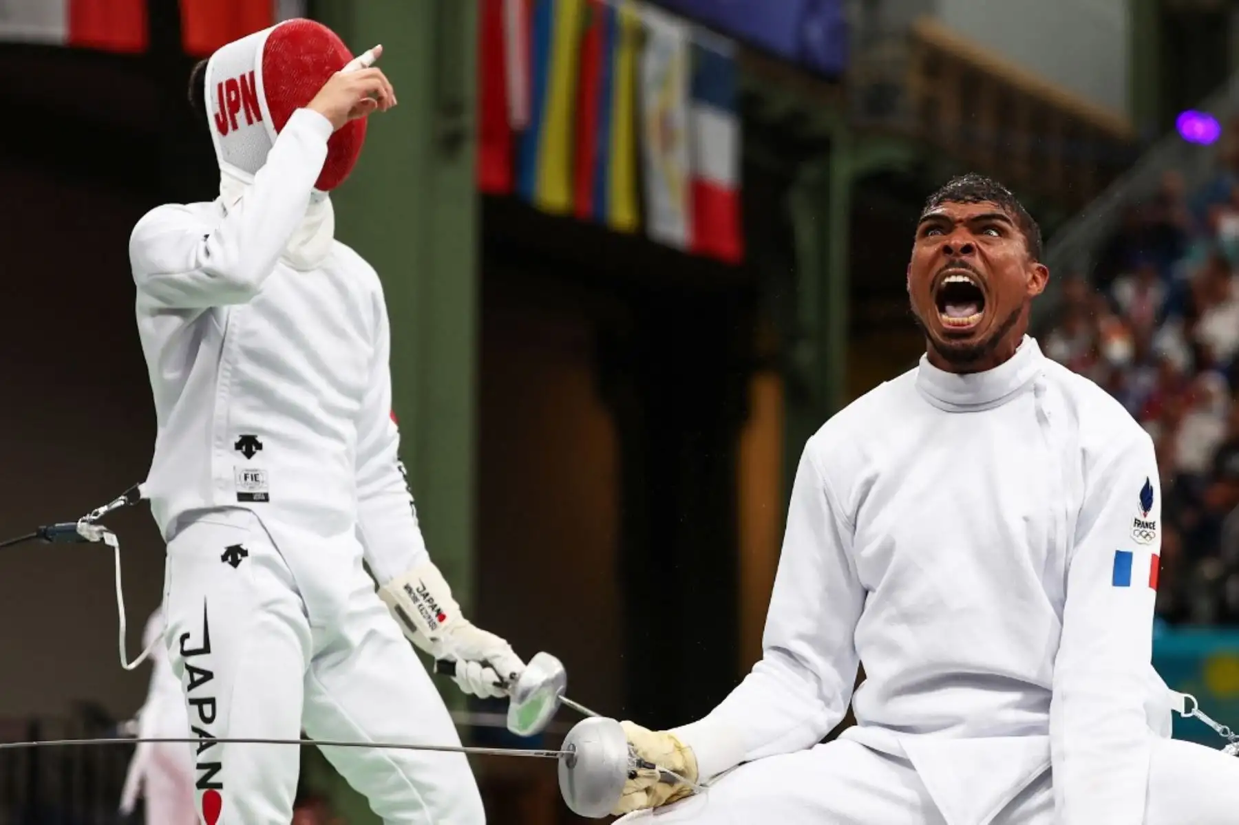 El francés Yannick Borel (derecha) celebra después de ganar contra el japonés Kazuyasu Minobe en el combate de octavos de final de espada individual masculina durante los Juegos Olímpicos de París 2024 en el Grand Palais de París, el 28 de julio de 2024. Foto: Franck FIFE / AFP