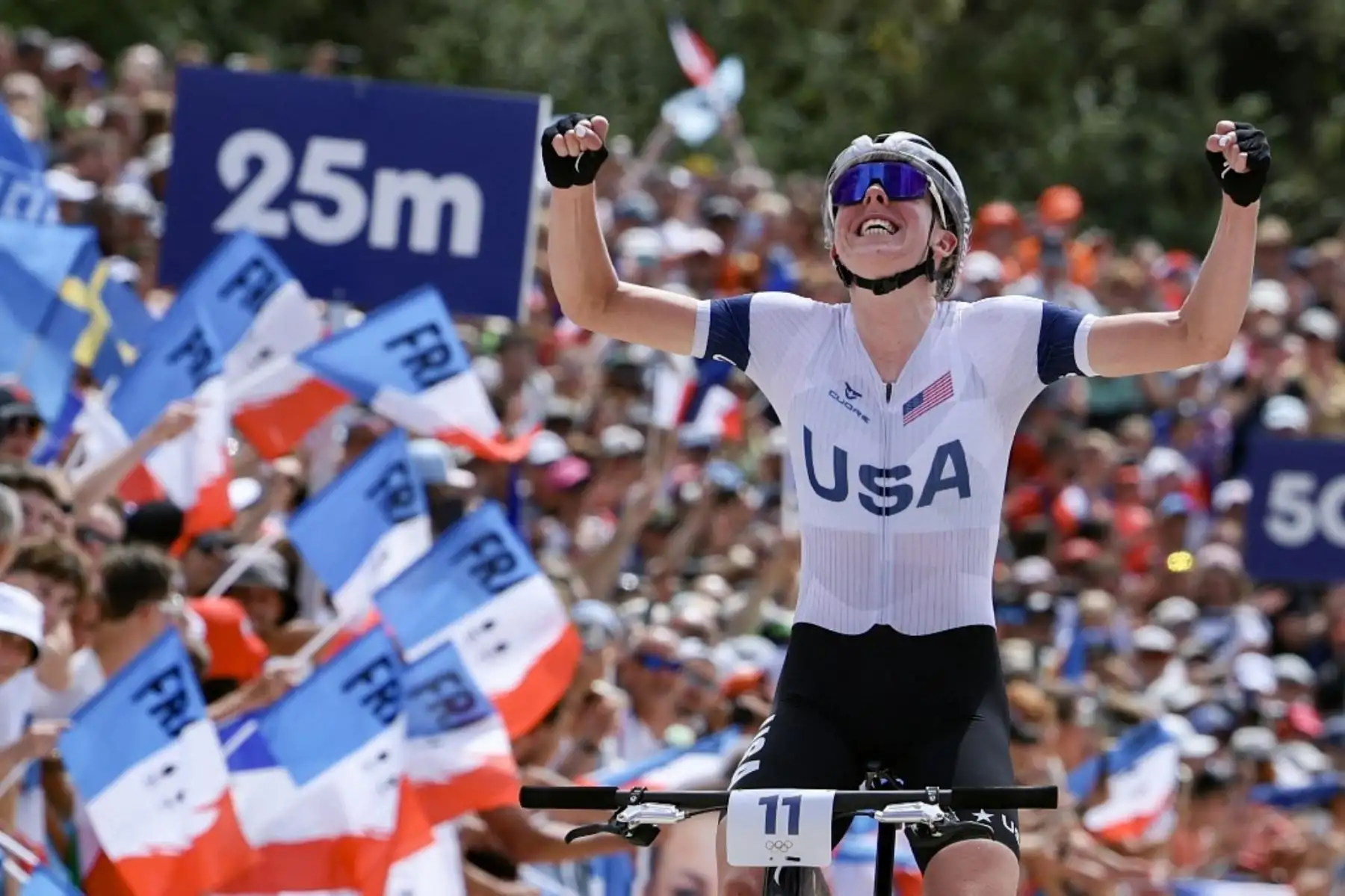 La estadounidense Haley Batten celebra el segundo puesto (medalla de plata) en el evento de ciclismo de montaña cross-country femenino durante los Juegos Olímpicos de París 2024 en la sede de Elancourt Hill en Elancourt, el 28 de julio de 2024. Foto: Emmanuel DUNAND / AFP