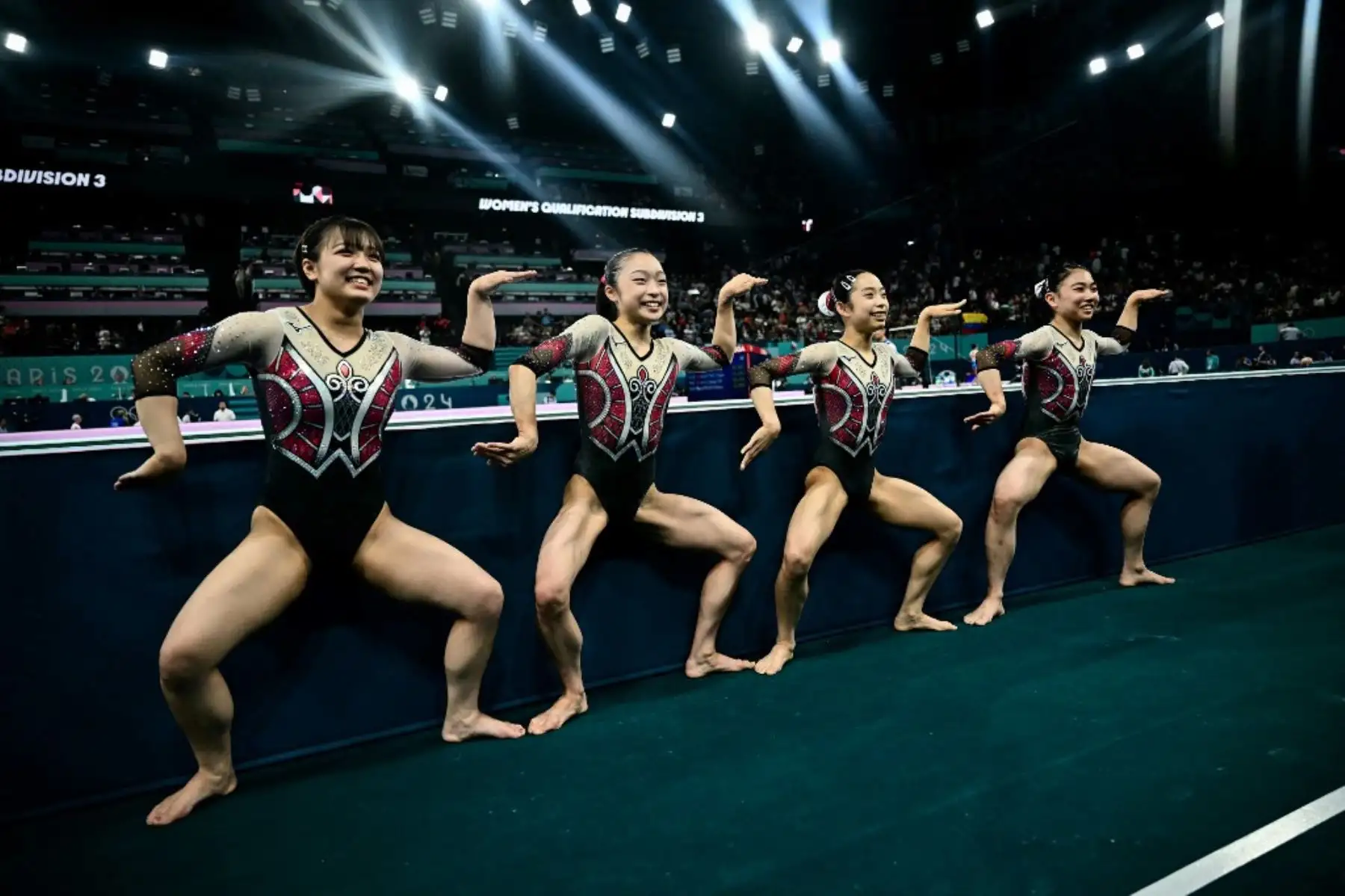 Juegos Olímpicos: Gimnasia artística - competición de clasificación femenina, ronda preliminar.  El equipo de Japón posa después de competir en la clasificación femenina de gimnasia artística durante los Juegos Olímpicos de París 2024 en el Bercy Arena de París, el 28 de julio de 2024. Foto: Loic VENANCE / AFP