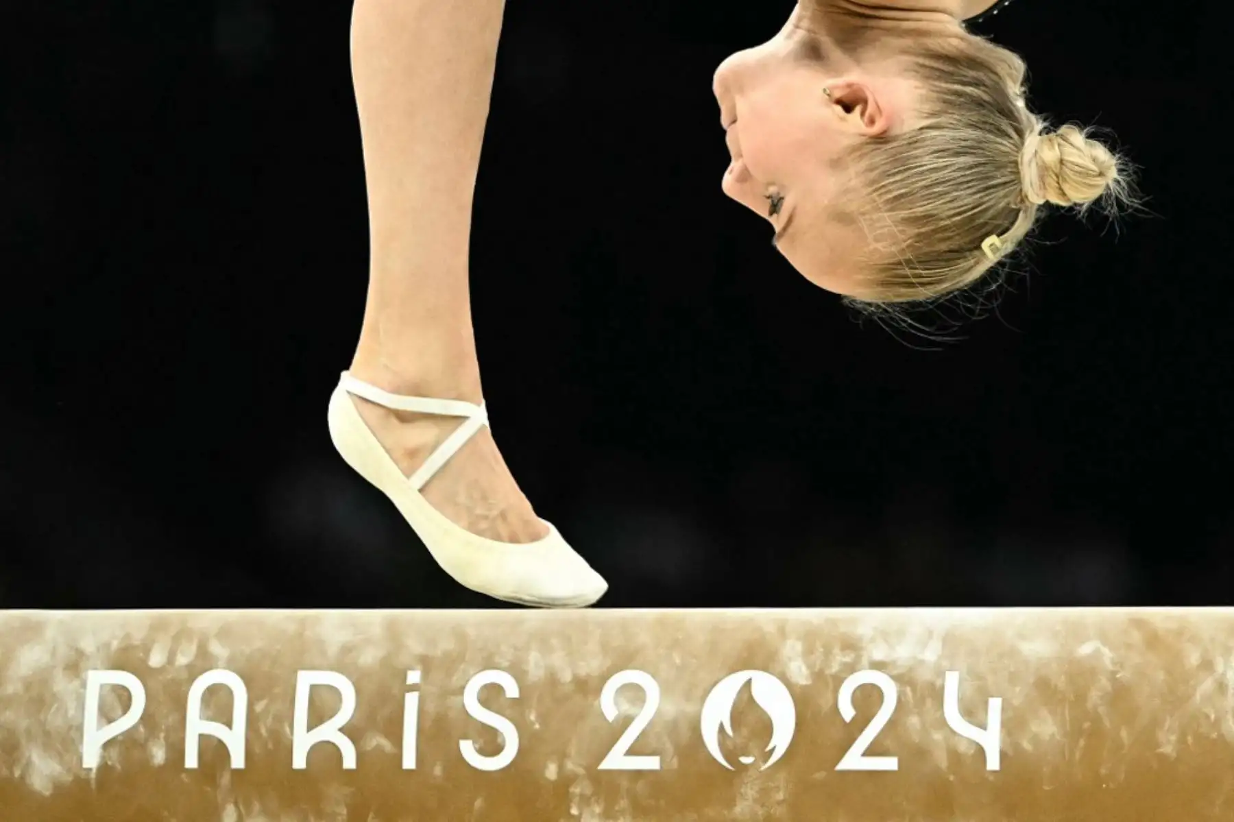 Juegos Olímpicos: Gimnasia artística - competición de clasificación femenina, ronda preliminar.  La holandesa Lieke Wevers compite en la prueba de viga de equilibrio de la clasificación femenina de gimnasia artística durante los Juegos Olímpicos de París 2024 en el Bercy Arena de París, el 28 de julio de 2024. Foto: Lionel BONAVENTURE / AFP