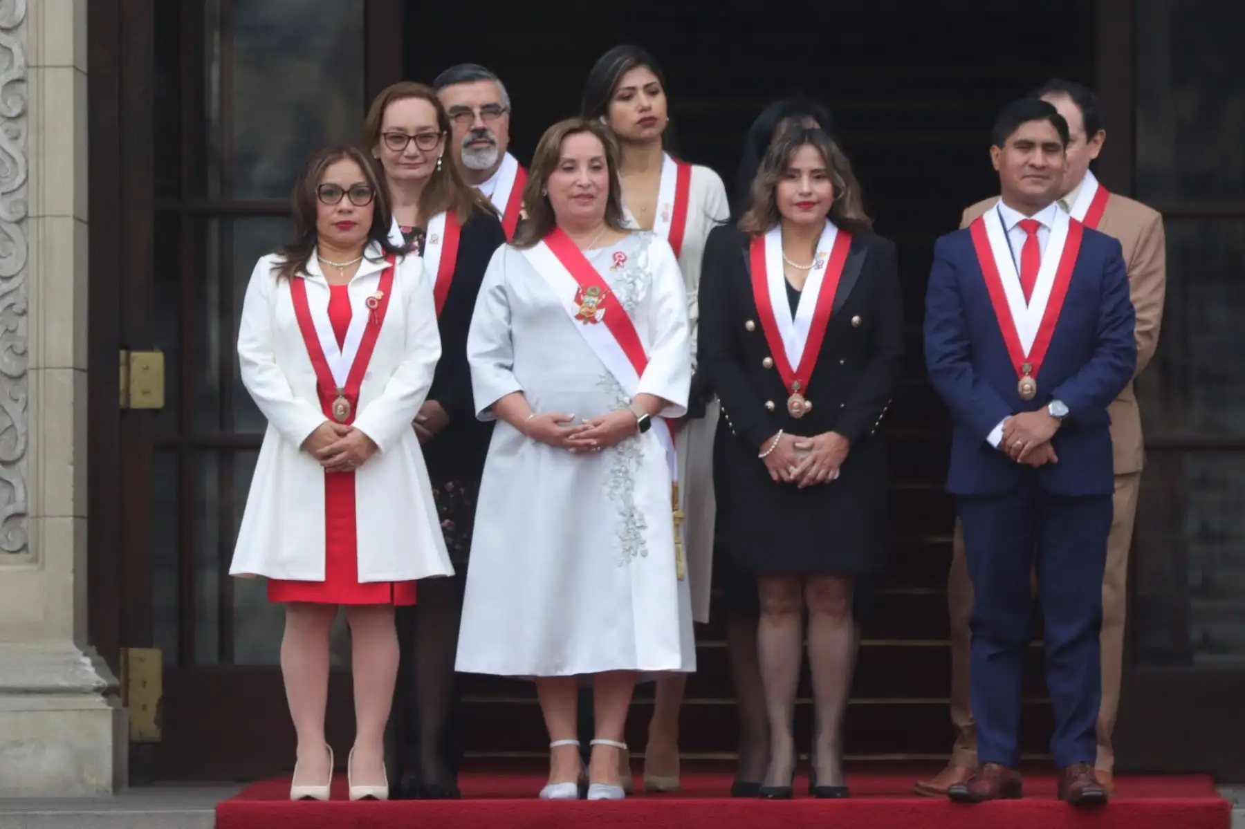 La presidenta de la República, Dina Boluarte, sale de Palacio de Gobierno camino al congreso donde dirigirá su mensaje a la Nación, tras recibir a la comisión de anuncio. Foto: ANDINA/Lino Chipana
