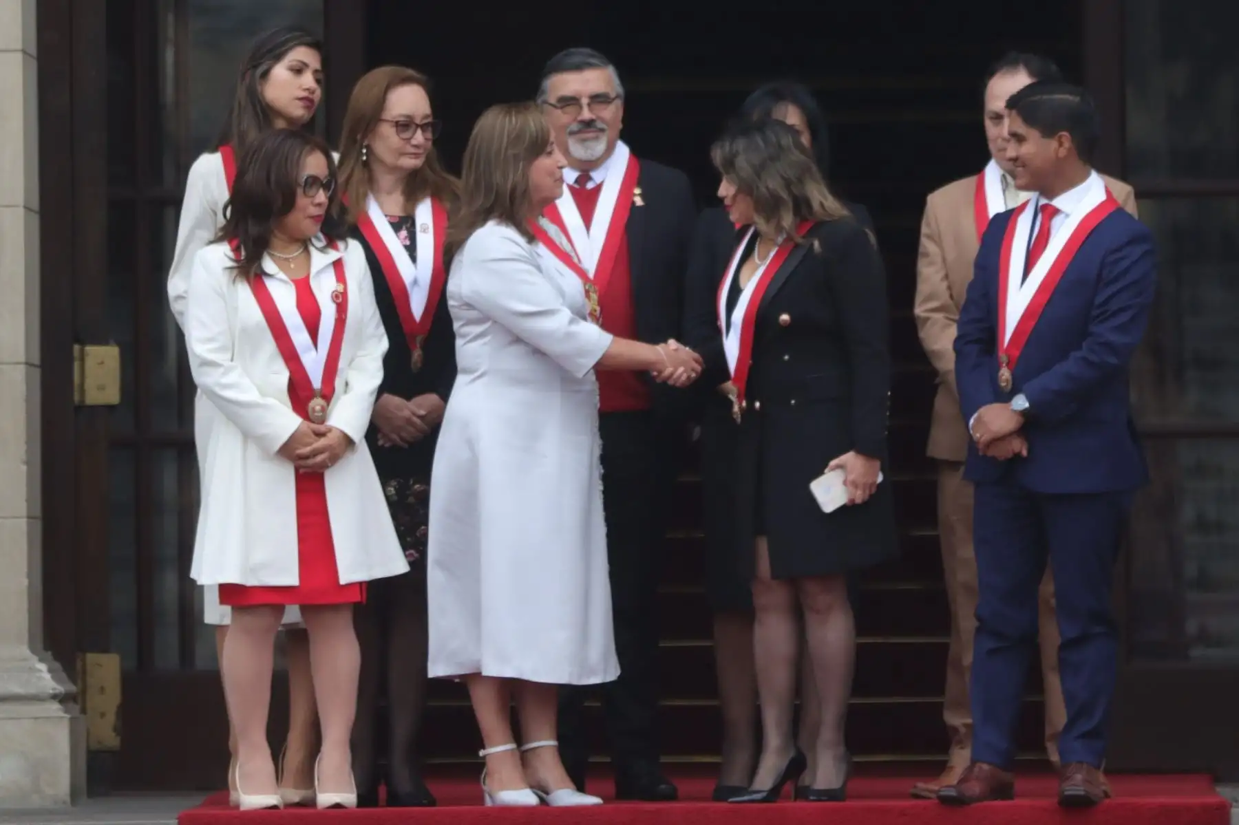 La presidenta de la República, Dina Boluarte, sale de Palacio de Gobierno camino al congreso donde dirigirá su mensaje a la Nación, tras recibir a la comisión de anuncio. Foto: ANDINA/Lino Chipana