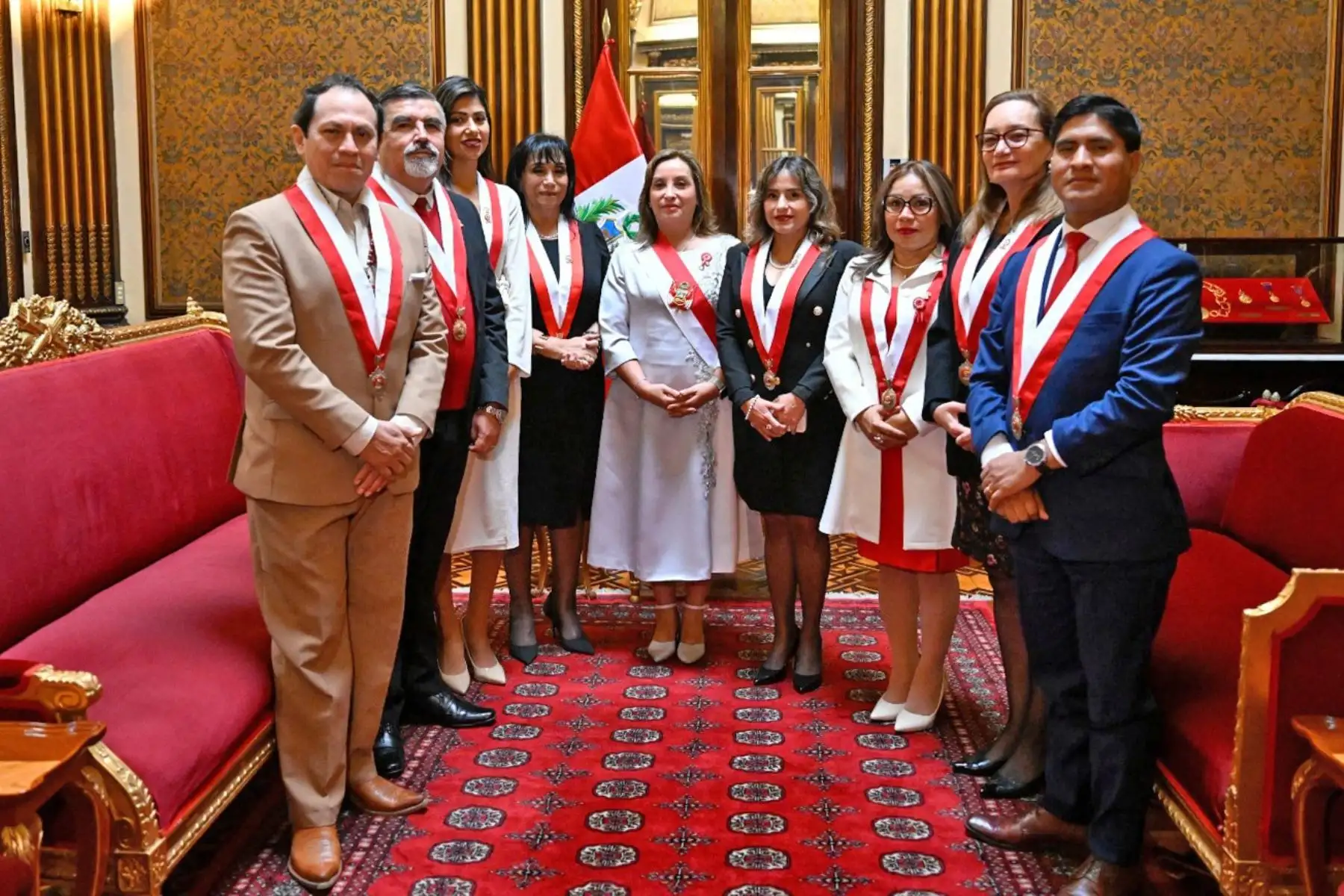 La presidenta Dina Boluarte, recibe a la comisión de anuncio del congreso. Foto: ANDINA/Prensa Presidencia