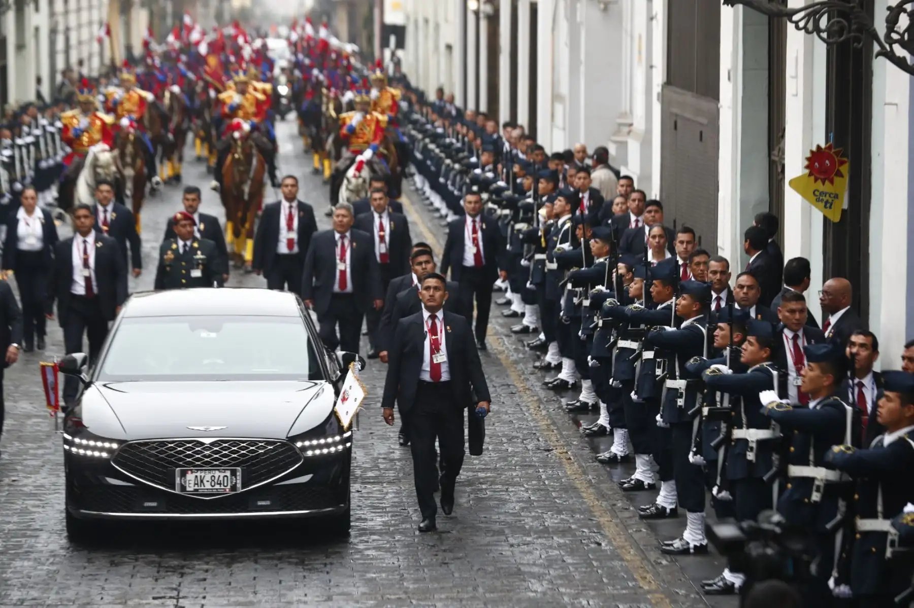 La presidenta de la República, Dina Ercilia Boluarte Zegarra, sale de Palacio de Gobierno con dirección al Congreso de la República, escoltada por seguridad del Estado y el batallón de Húsares de Junín, para brindar su Mensaje a la Nación por Fiestas Patrias. Foto: ANDINA/Daniel Bracamonte