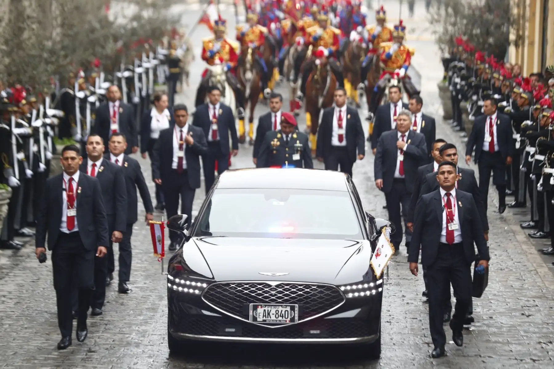 La presidenta de la República, Dina Ercilia Boluarte Zegarra, sale de Palacio de Gobierno con dirección al Congreso de la República, escoltada por seguridad del Estado y el batallón de Húsares de Junín, para brindar su Mensaje a la Nación por Fiestas Patrias. Foto: ANDINA/Daniel Bracamonte