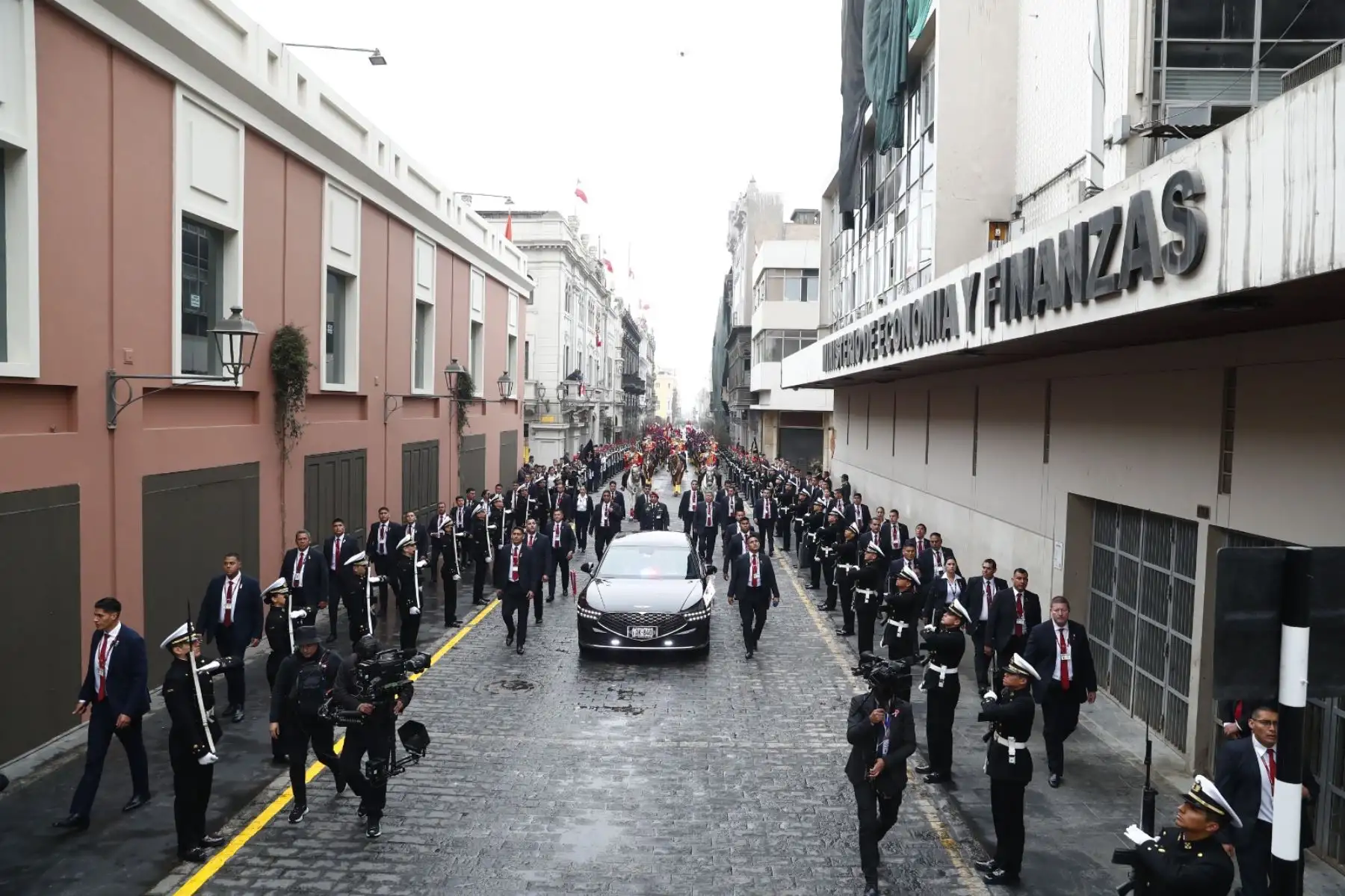 La presidenta de la República, Dina Ercilia Boluarte Zegarra, sale de Palacio de Gobierno con dirección al Congreso de la República, escoltada por seguridad del Estado y el batallón de Húsares de Junín, para brindar su Mensaje a la Nación por Fiestas Patrias. Foto: ANDINA/Daniel Bracamonte