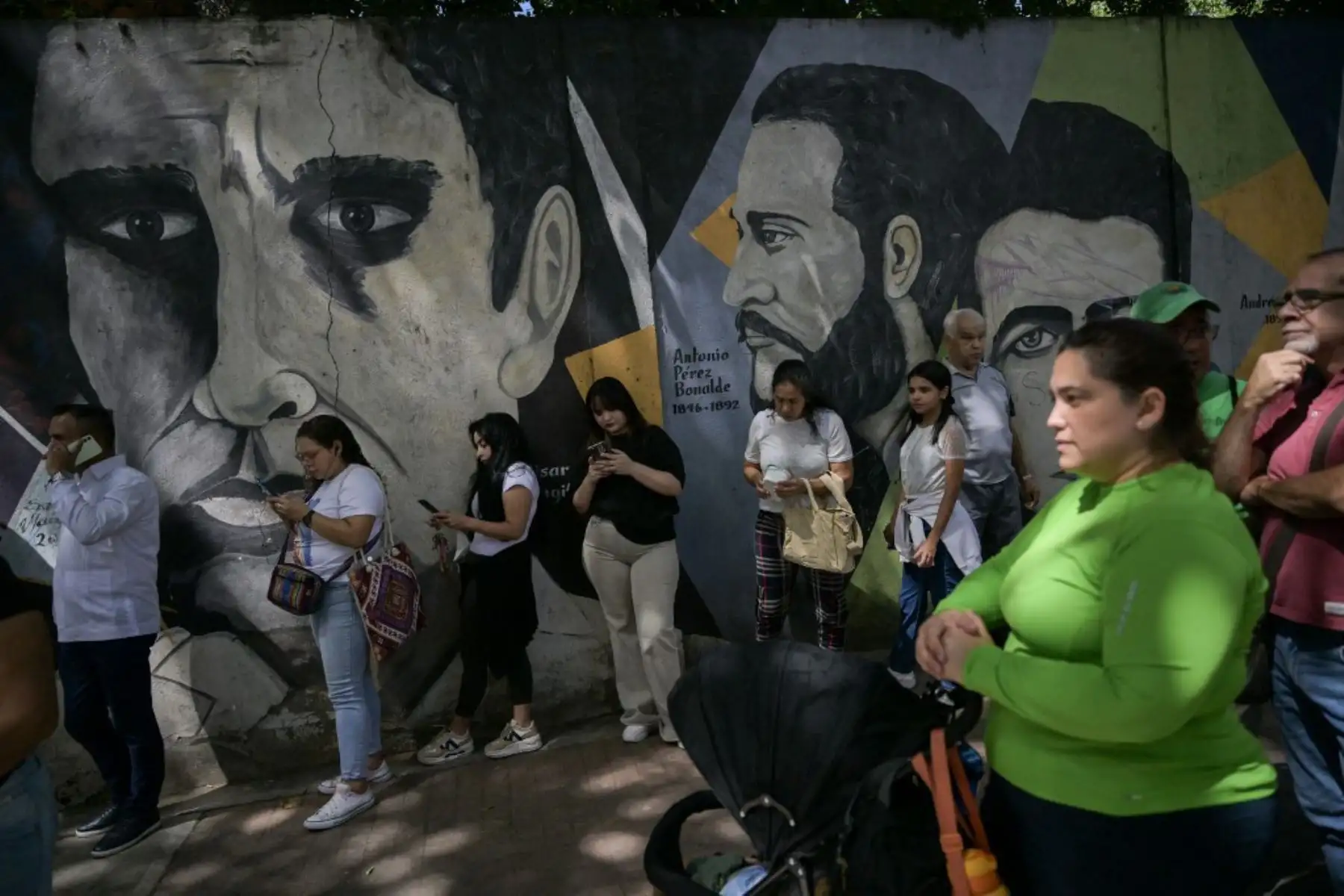 La gente hace cola fuera de un colegio electoral en Caracas durante las elecciones presidenciales venezolanas el 28 de julio de 2024. Los venezolanos votan el domingo entre la continuidad del presidente Nicolás Maduro o el cambio de su rival Edmundo González Urrutia en medio de una gran tensión tras la amenaza del presidente en el poder de un "baño de sangre" si pierde, lo que las encuestas sugieren que es probable. Foto: Juan BARRETO / AFP