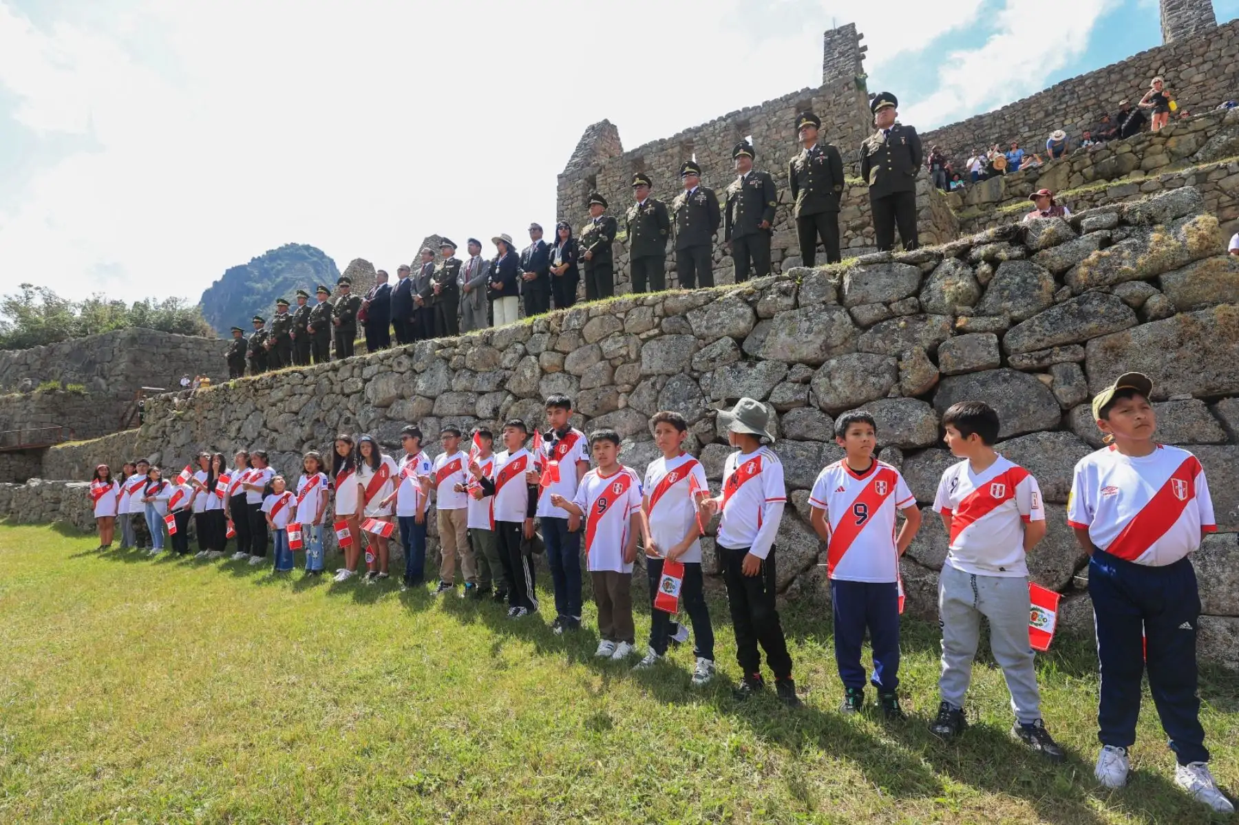 Con motivo del 203º Aniversario de la Proclamación de la Independencia Nacional, la región de Cusco celebra una ceremonia especial por Fiestas Patrias y el Bicentenario. Personal de la 5ª Brigada de Montaña E.P. posa con turistas y trabajadores en la cima del Parque Arqueológico de Machu Picchu. ANDINA/Presidencia