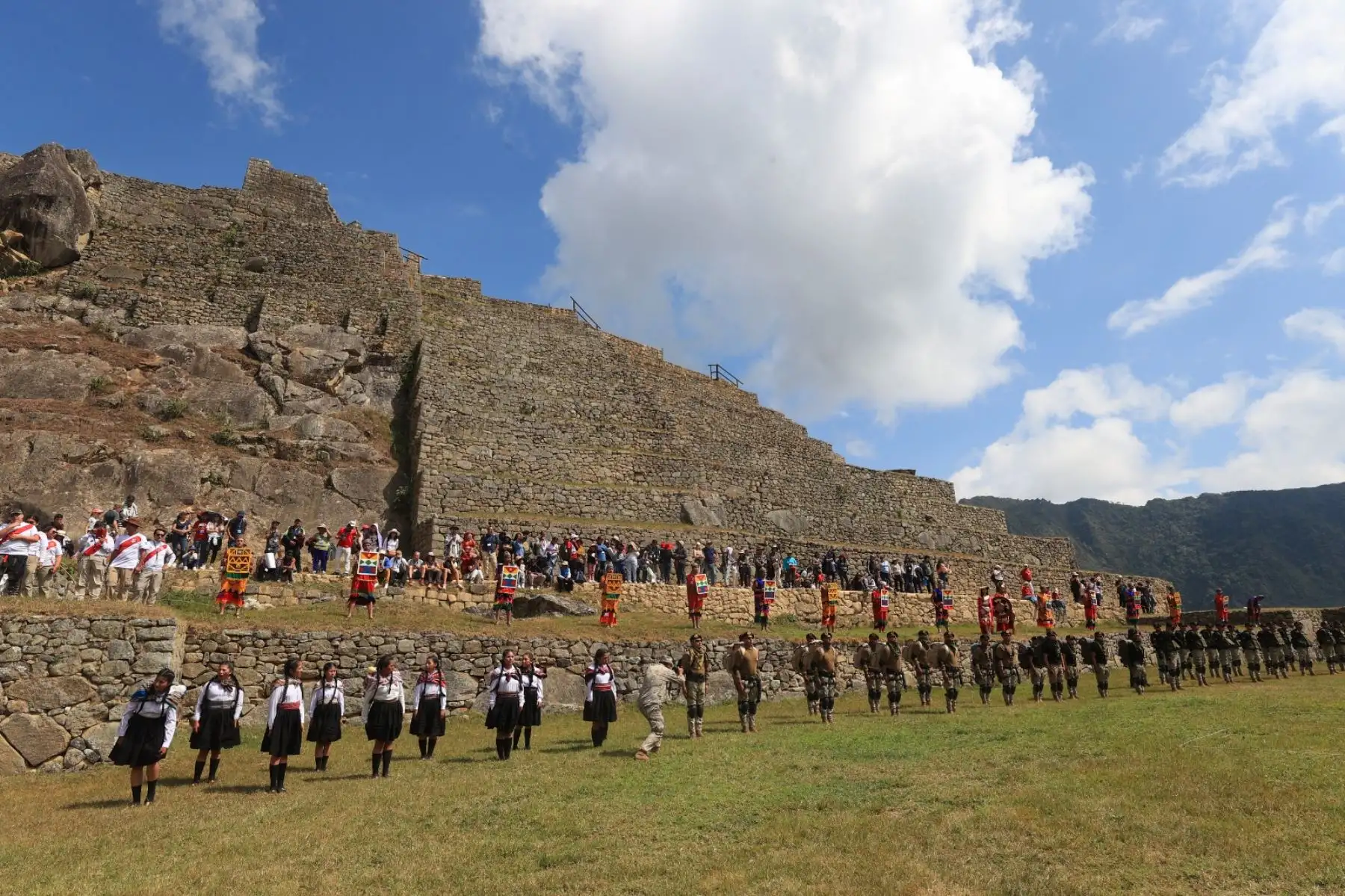 Con motivo del 203º Aniversario de la Proclamación de la Independencia Nacional, la región de Cusco celebra una ceremonia especial por Fiestas Patrias y el Bicentenario. Personal de la 5ª Brigada de Montaña E.P. posa con turistas y trabajadores en la cima del Parque Arqueológico de Machu Picchu. ANDINA/Presidencia