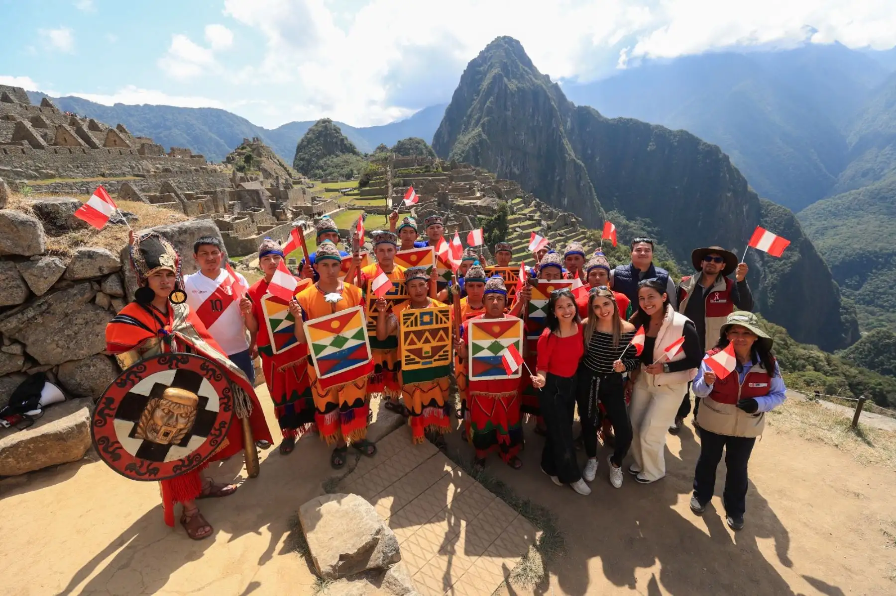 Con motivo del 203º Aniversario de la Proclamación de la Independencia Nacional, la región de Cusco celebra una ceremonia especial por Fiestas Patrias y el Bicentenario. Personal de la 5ª Brigada de Montaña E.P. posa con turistas y trabajadores en la cima del Parque Arqueológico de Machu Picchu. ANDINA/Presidencia