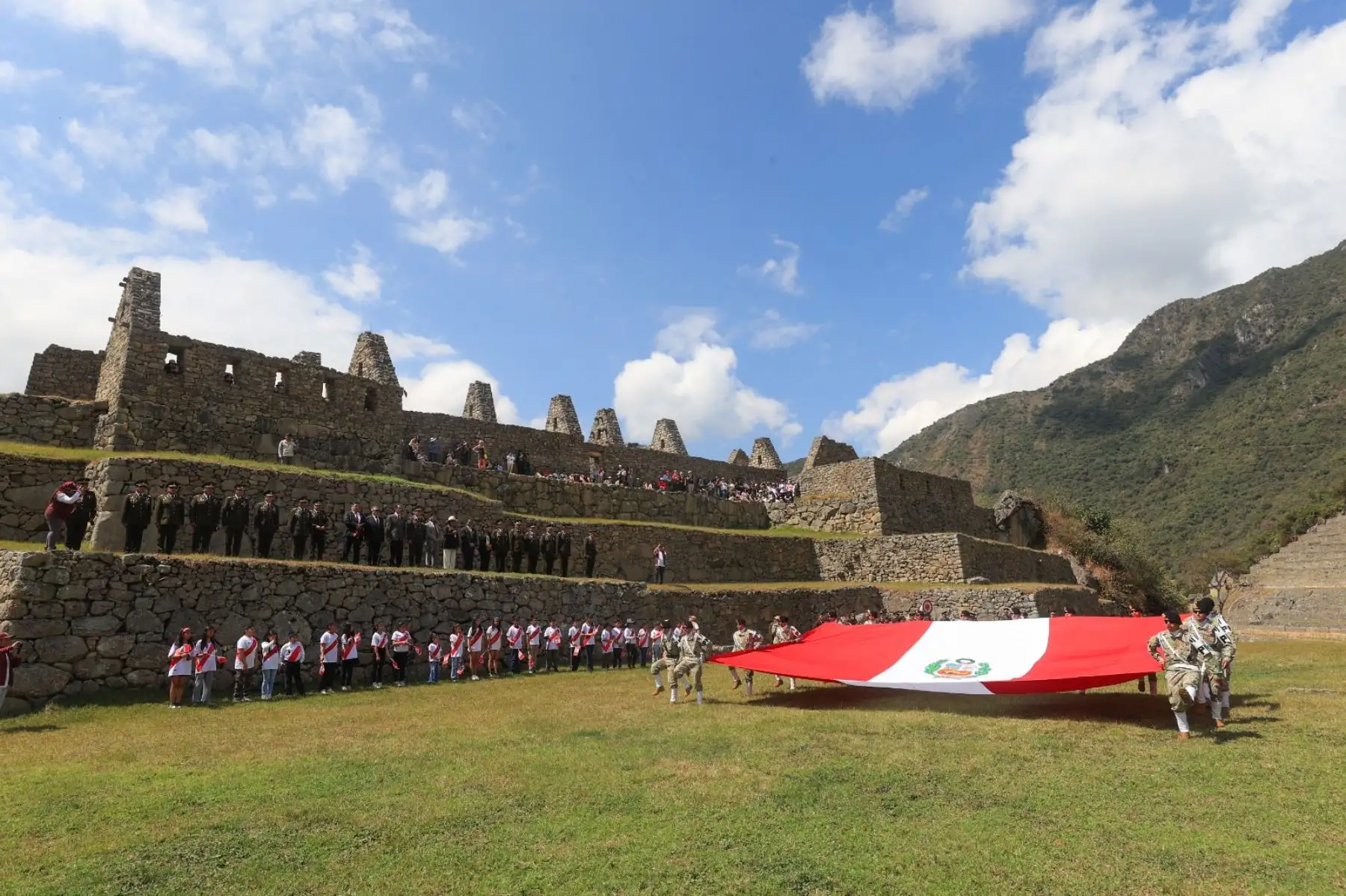 Con motivo del 203º Aniversario de la Proclamación de la Independencia Nacional, la región de Cusco celebra una ceremonia especial por Fiestas Patrias y el Bicentenario. Personal de la 5ª Brigada de Montaña E.P. posa con turistas y trabajadores en la cima del Parque Arqueológico de Machu Picchu. ANDINA/Presidencia