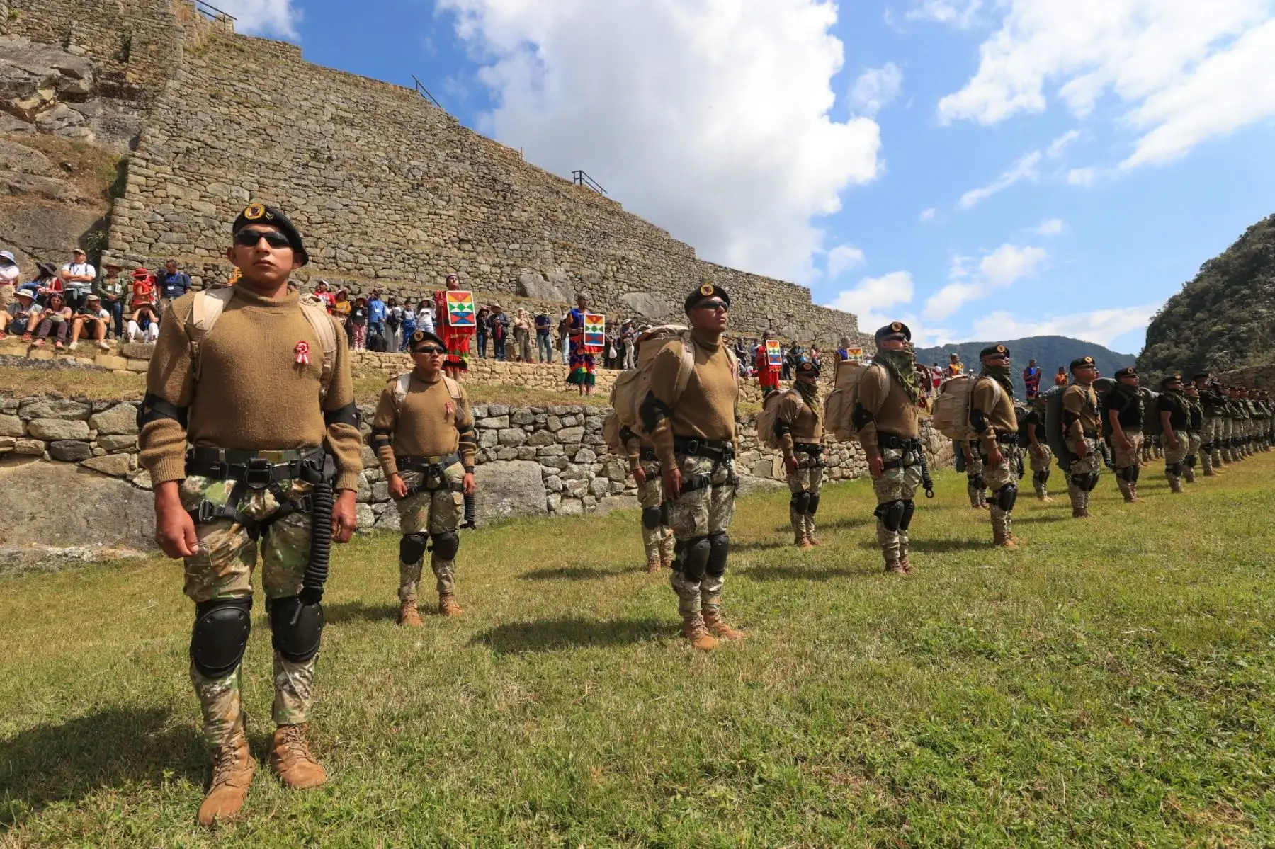 Con motivo del 203º Aniversario de la Proclamación de la Independencia Nacional, la región de Cusco celebra una ceremonia especial por Fiestas Patrias y el Bicentenario. Personal de la 5ª Brigada de Montaña E.P. posa con turistas y trabajadores en la cima del Parque Arqueológico de Machu Picchu. ANDINA/Presidencia