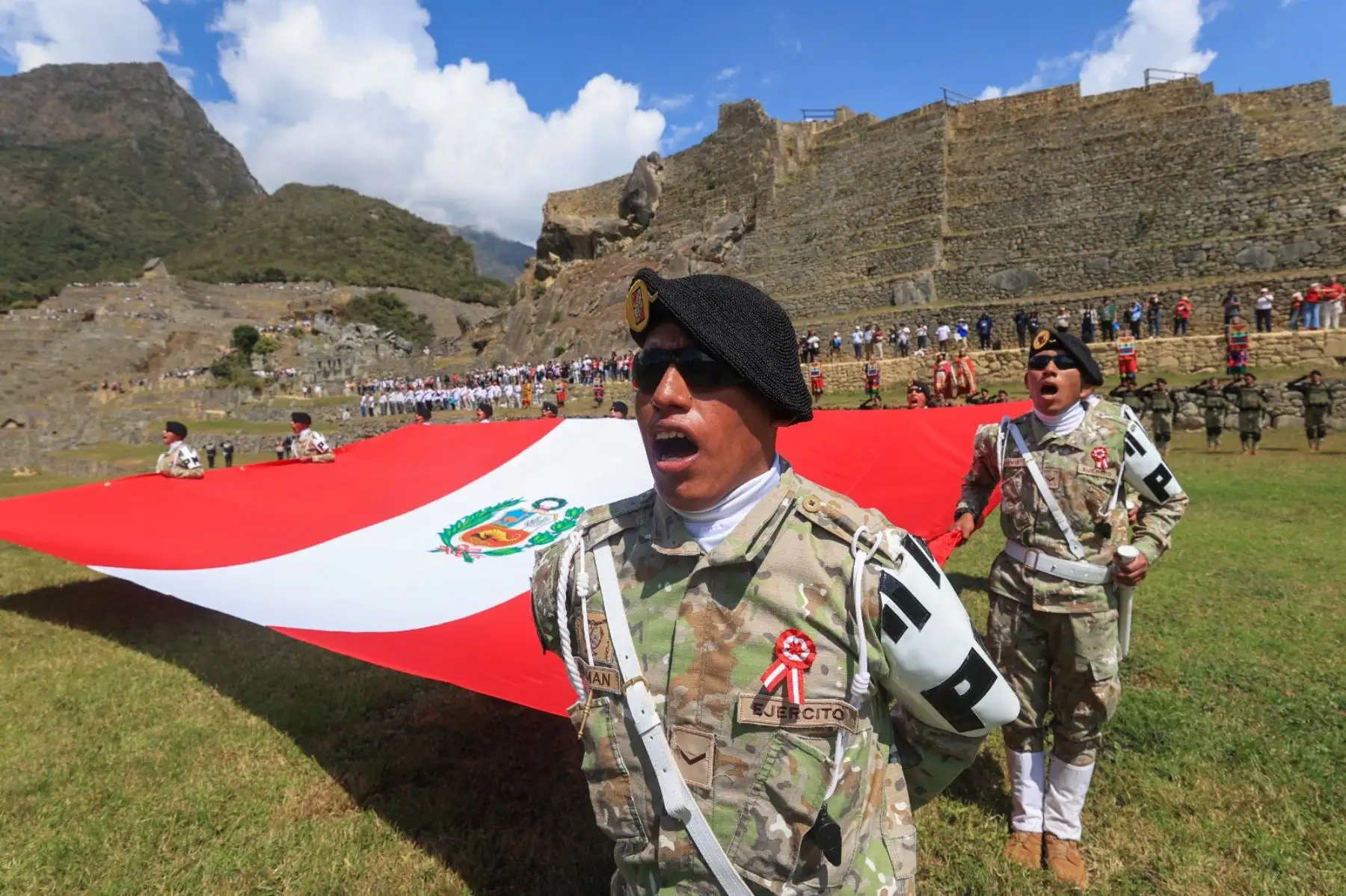 Con motivo del 203º Aniversario de la Proclamación de la Independencia Nacional, la región de Cusco celebra una ceremonia especial por Fiestas Patrias y el Bicentenario. Personal de la 5ª Brigada de Montaña E.P. posa con turistas y trabajadores en la cima del Parque Arqueológico de Machu Picchu. ANDINA/Presidencia