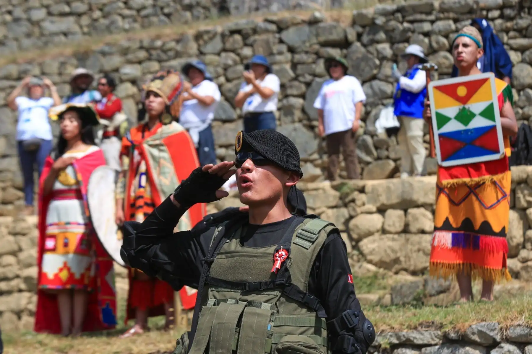Con motivo del 203º Aniversario de la Proclamación de la Independencia Nacional, la región de Cusco celebra una ceremonia especial por Fiestas Patrias y el Bicentenario. Personal de la 5ª Brigada de Montaña E.P. posa con turistas y trabajadores en la cima del Parque Arqueológico de Machu Picchu. ANDINA/Presidencia