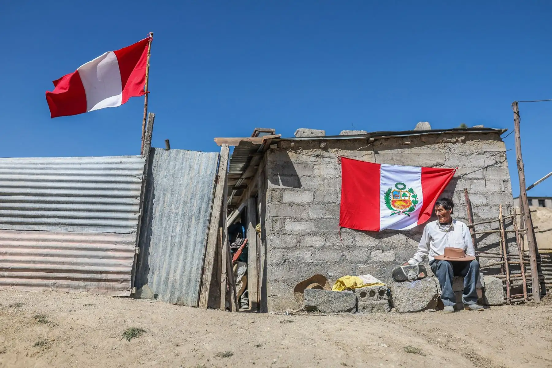 En el marco del 203º Aniversario de la Proclamación de la Independencia Nacional, el agricultor Policarpio del anexo Arenales, en la región Arequipa, escucha atentamente por radio el Mensaje a la Nación que la presidenta Dina Boluarte ofrece desde el Congreso de la República. Mientras trabaja en el campo, se siente conmovido por las palabras de unidad y progreso. 
Foto: ANDINA/Prensa Presidencia