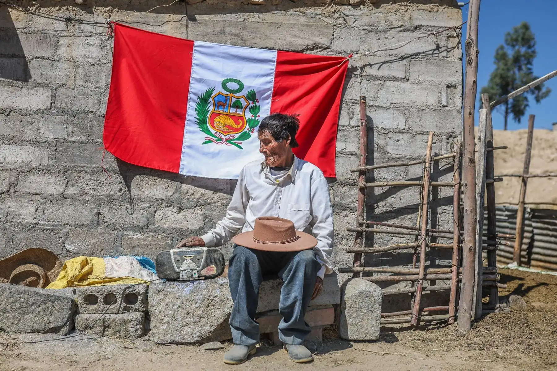 En el marco del 203º Aniversario de la Proclamación de la Independencia Nacional, el agricultor Policarpio del anexo Arenales, en la región Arequipa, escucha atentamente por radio el Mensaje a la Nación que la presidenta Dina Boluarte ofrece desde el Congreso de la República. Mientras trabaja en el campo, se siente conmovido por las palabras de unidad y progreso. 
Foto: ANDINA/Prensa Presidencia