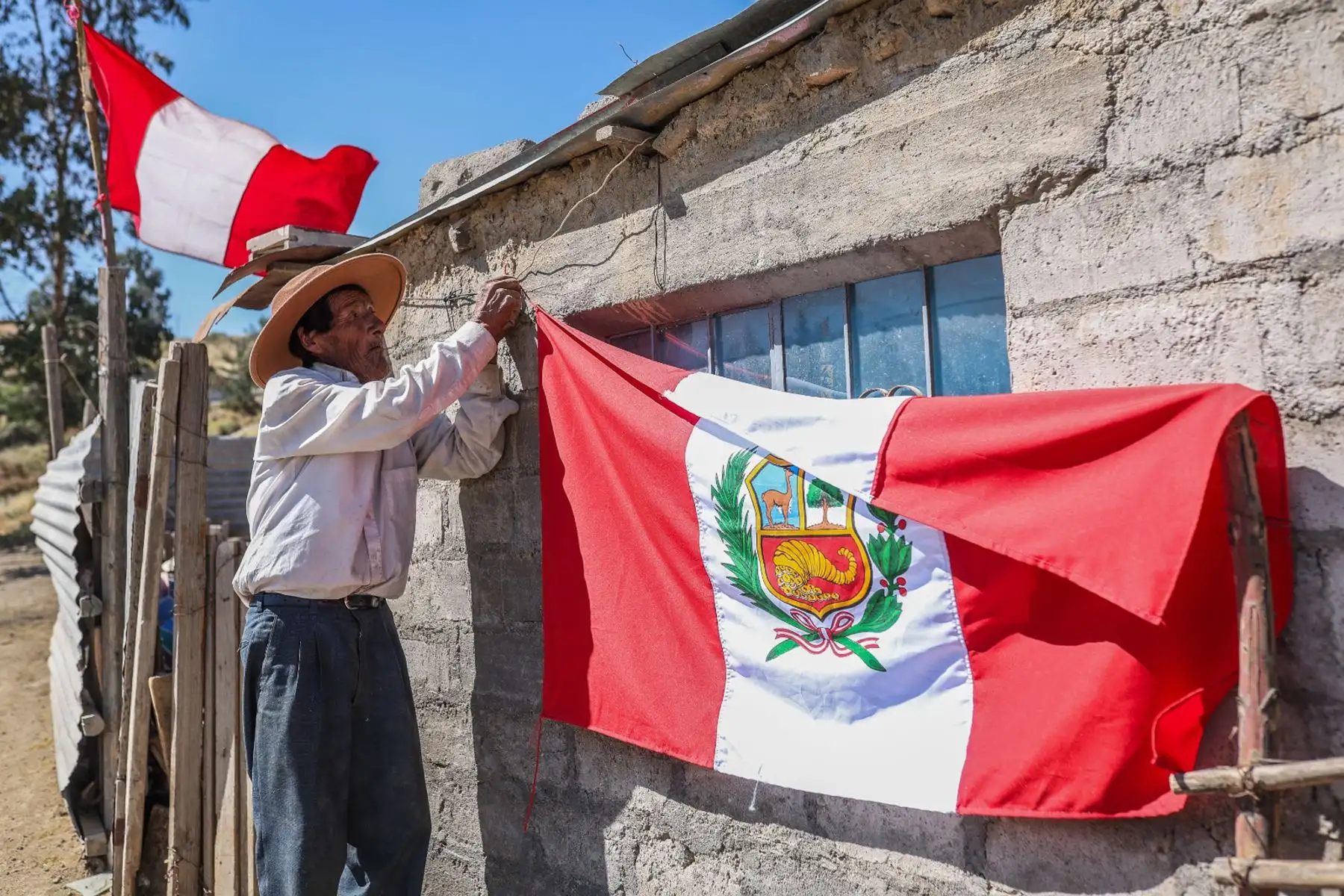 En el marco del 203º Aniversario de la Proclamación de la Independencia Nacional, el agricultor Policarpio del anexo Arenales, en la región Arequipa, escucha atentamente por radio el Mensaje a la Nación que la presidenta Dina Boluarte ofrece desde el Congreso de la República. Mientras trabaja en el campo, se siente conmovido por las palabras de unidad y progreso. 
Foto: ANDINA/Prensa Presidencia