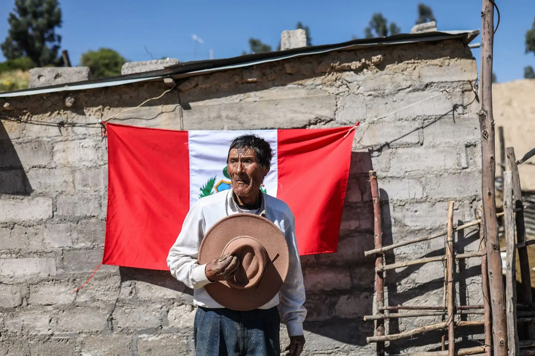 En el marco del 203º Aniversario de la Proclamación de la Independencia Nacional, el agricultor Policarpio del anexo Arenales, en la región Arequipa, escucha atentamente por radio el Mensaje a la Nación que la presidenta Dina Boluarte ofrece desde el Congreso de la República. Mientras trabaja en el campo, se siente conmovido por las palabras de unidad y progreso. 
Foto: ANDINA/Prensa Presidencia