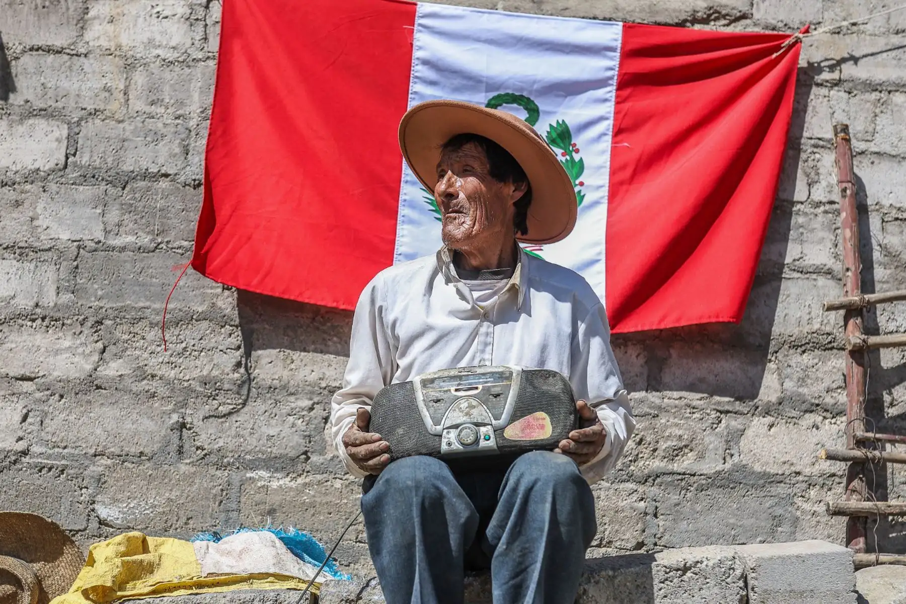 En el marco del 203º Aniversario de la Proclamación de la Independencia Nacional, el agricultor Policarpio del anexo Arenales, en la región Arequipa, escucha atentamente por radio el Mensaje a la Nación que la presidenta Dina Boluarte ofrece desde el Congreso de la República. Mientras trabaja en el campo, se siente conmovido por las palabras de unidad y progreso. 
Foto: ANDINA/Prensa Presidencia