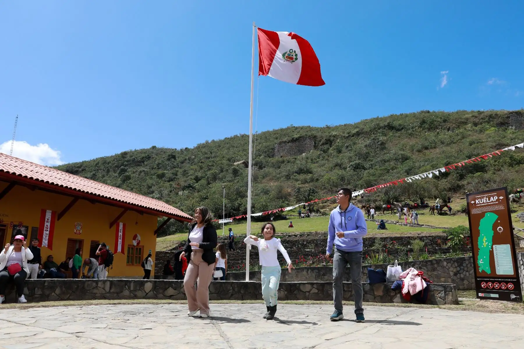 En el marco de las celebraciones del 203º Aniversario de la Proclamación de la Independencia Nacional, turistas nacionales y extranjeros visitan el Centro de Interpretación de Kuélap.
Foto: ANDINA / Prensa Presidencia