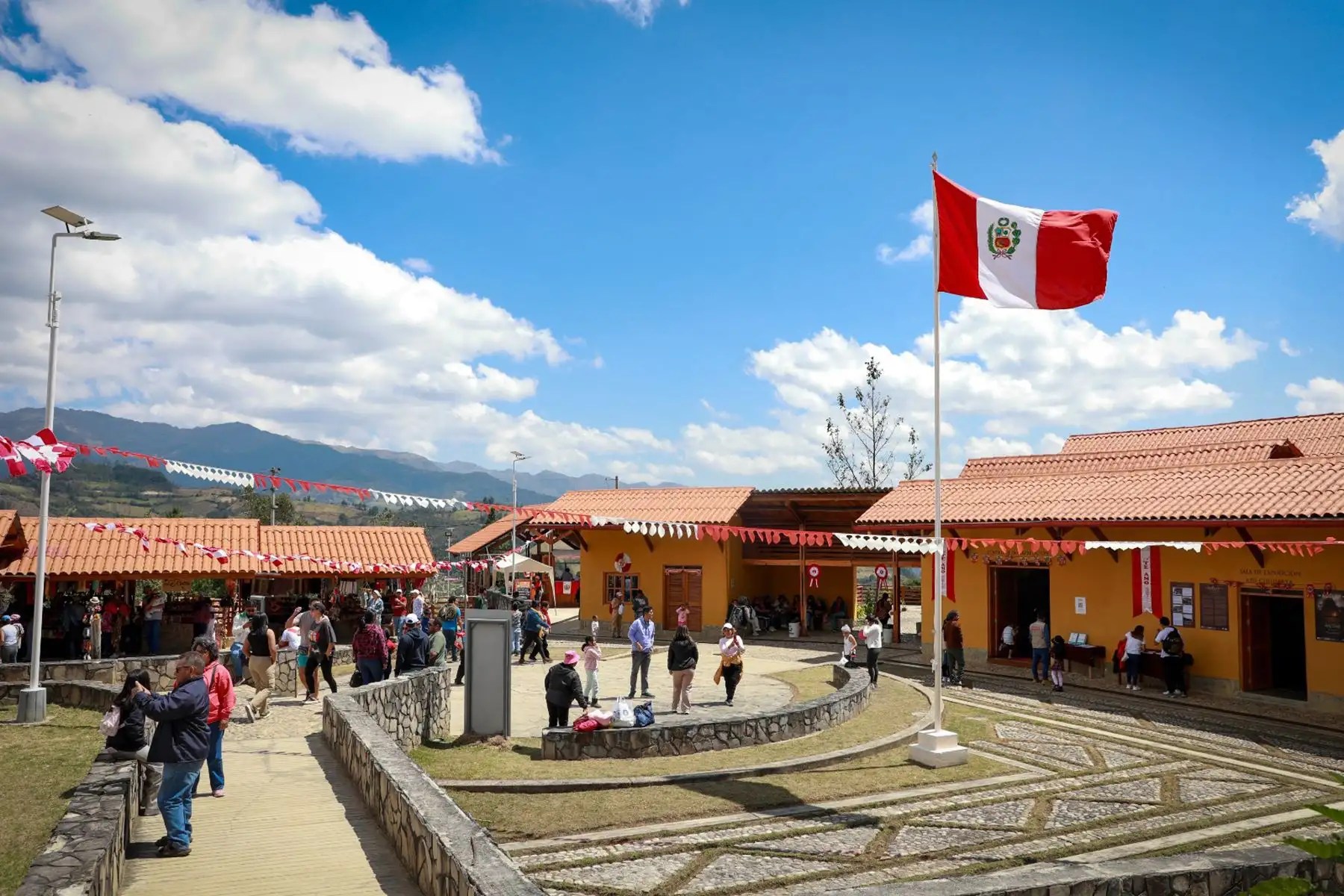 En el marco de las celebraciones del 203º Aniversario de la Proclamación de la Independencia Nacional, turistas nacionales y extranjeros visitan el Centro de Interpretación de Kuélap.
Foto: ANDINA / Prensa Presidencia