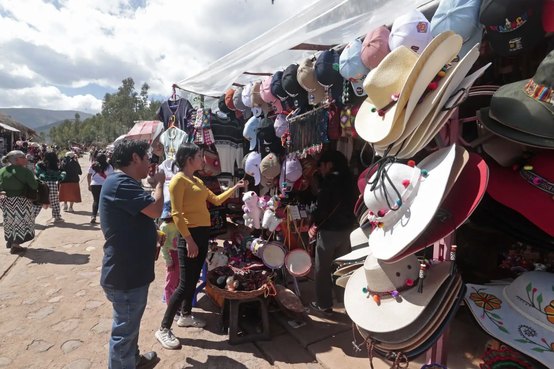 En el día de la Patria, 28 de julio gran cantidad de cuidadanos visitaron el Santuario Histórico de la Pampa de Ayacucho, lugar donde el 9 de diciembre de 1824 se sello la independencia del Peru y de  Sudamerica. Familias enteras de diversas parte del país llegaron a conocer el lugar donde las tropas peruanas vencieron a las españolas. Las fotos y selfies con el fondo del obelisco abundaron por llevarse un buen recuerdo.
Foto: ANDINA/Vidal Tarqui