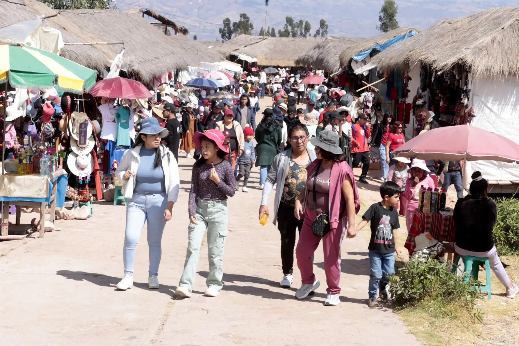En el día de la Patria, 28 de julio gran cantidad de cuidadanos visitaron el Santuario Histórico de la Pampa de Ayacucho, lugar donde el 9 de diciembre de 1824 se sello la independencia del Peru y de  Sudamerica. Familias enteras de diversas parte del país llegaron a conocer el lugar donde las tropas peruanas vencieron a las españolas. Las fotos y selfies con el fondo del obelisco abundaron por llevarse un buen recuerdo.
Foto: ANDINA/Vidal Tarqui