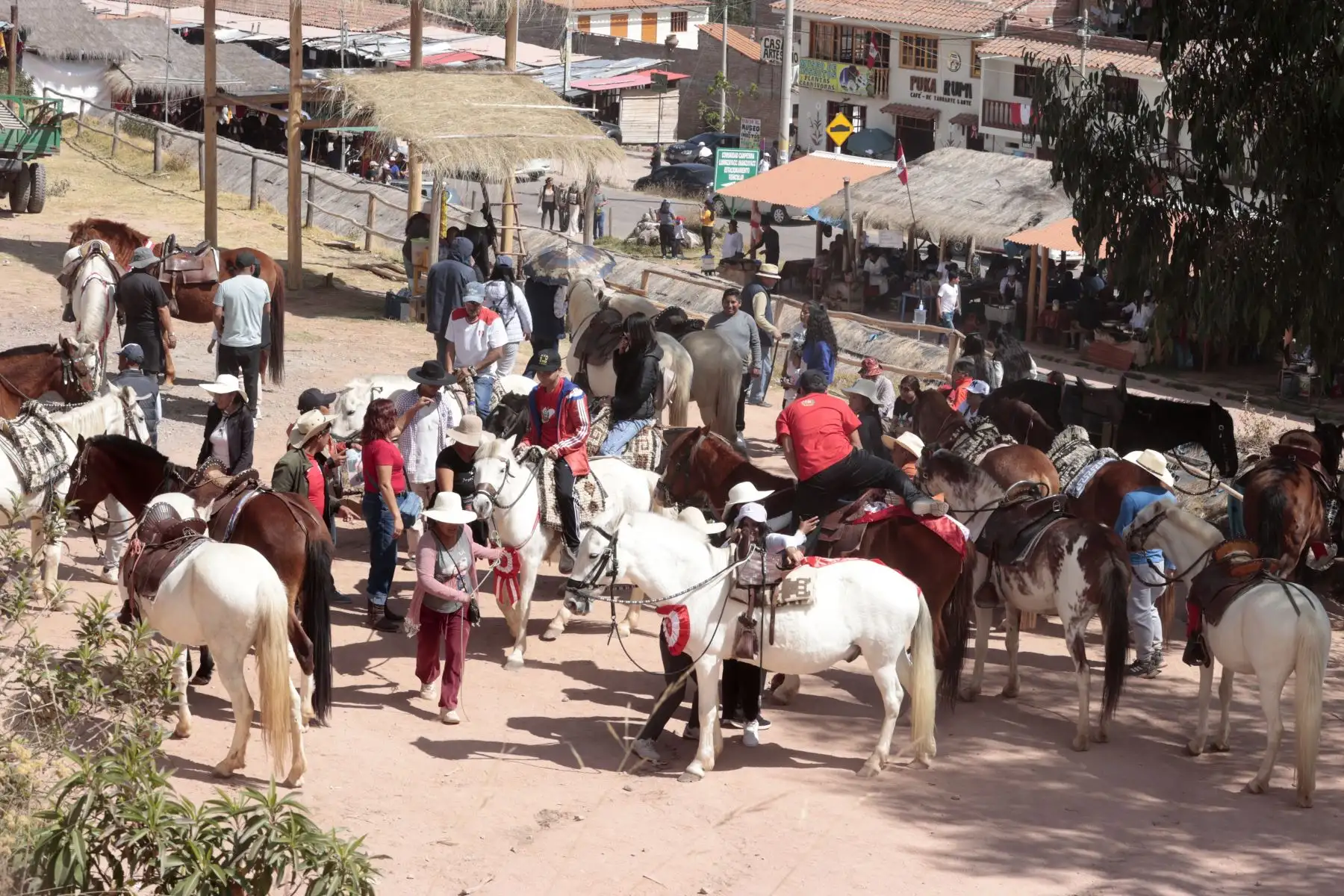 En el día de la Patria, 28 de julio gran cantidad de cuidadanos visitaron el Santuario Histórico de la Pampa de Ayacucho, lugar donde el 9 de diciembre de 1824 se sello la independencia del Peru y de  Sudamerica. Familias enteras de diversas parte del país llegaron a conocer el lugar donde las tropas peruanas vencieron a las españolas. Las fotos y selfies con el fondo del obelisco abundaron por llevarse un buen recuerdo.
Foto: ANDINA/Vidal Tarqui