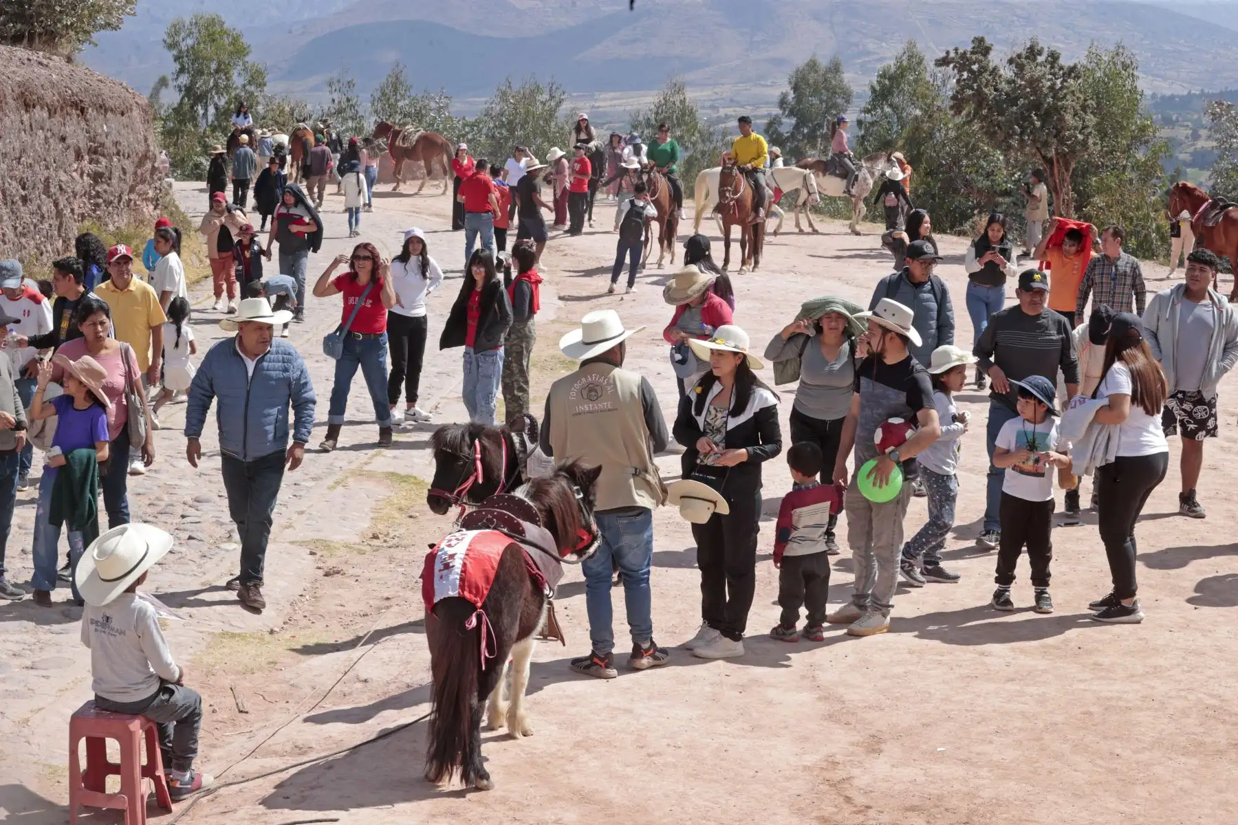En el día de la Patria, 28 de julio gran cantidad de cuidadanos visitaron el Santuario Histórico de la Pampa de Ayacucho, lugar donde el 9 de diciembre de 1824 se sello la independencia del Peru y de  Sudamerica. Familias enteras de diversas parte del país llegaron a conocer el lugar donde las tropas peruanas vencieron a las españolas. Las fotos y selfies con el fondo del obelisco abundaron por llevarse un buen recuerdo.
Foto: ANDINA/Vidal Tarqui