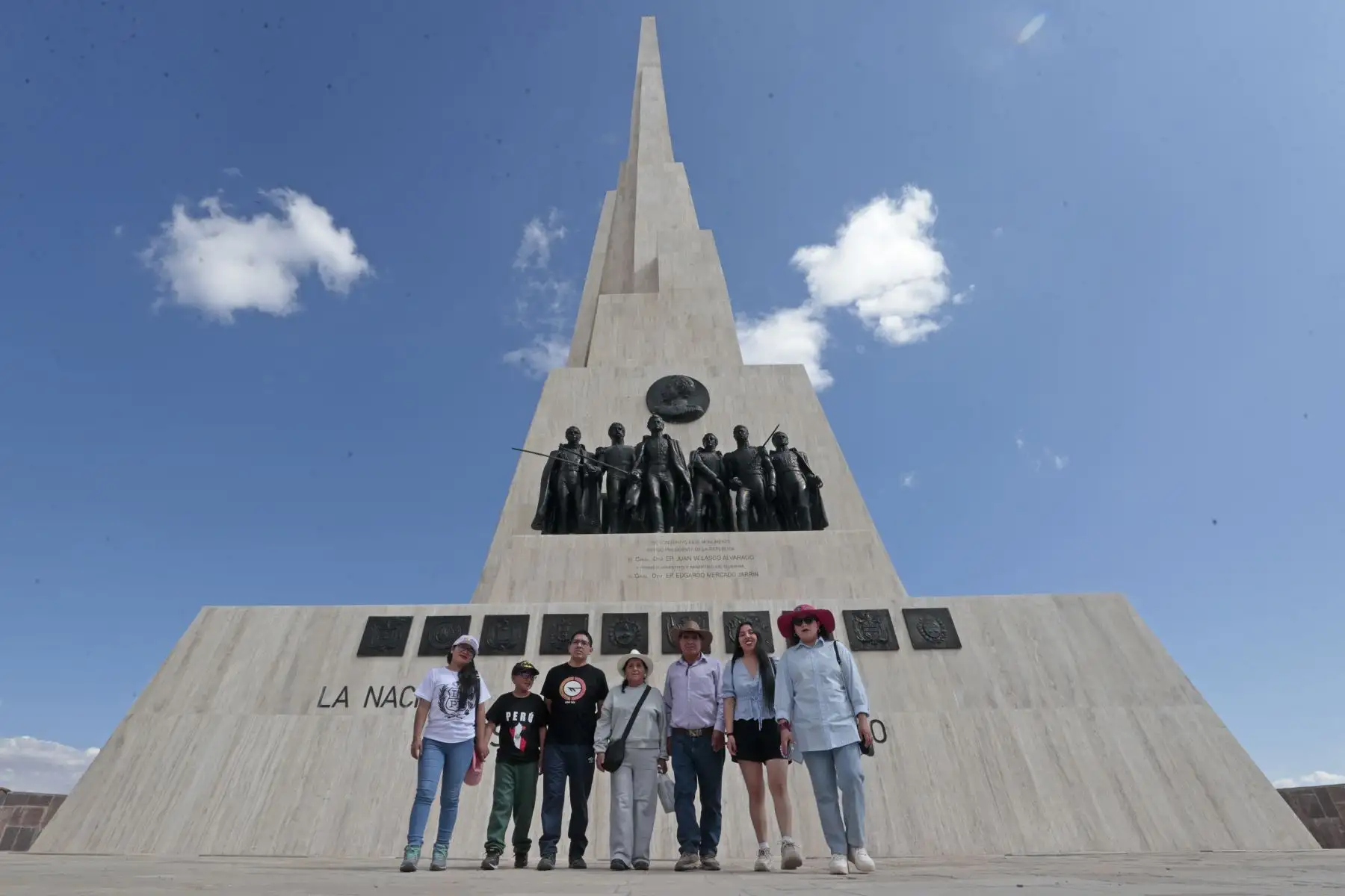En el día de la Patria, 28 de julio gran cantidad de cuidadanos visitaron el Santuario Histórico de la Pampa de Ayacucho, lugar donde el 9 de diciembre de 1824 se sello la independencia del Peru y de  Sudamerica. Familias enteras de diversas parte del país llegaron a conocer el lugar donde las tropas peruanas vencieron a las españolas. Las fotos y selfies con el fondo del obelisco abundaron por llevarse un buen recuerdo.
Foto: ANDINA/Vidal Tarqui