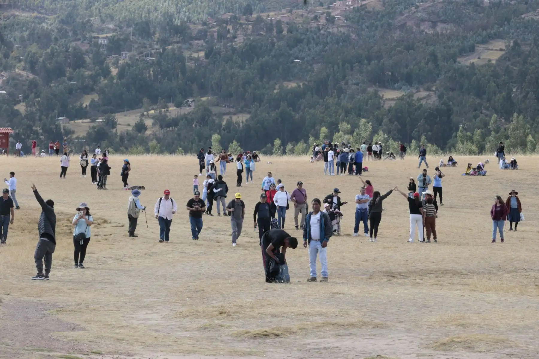 En el día de la Patria, 28 de julio gran cantidad de cuidadanos visitaron el Santuario Histórico de la Pampa de Ayacucho, lugar donde el 9 de diciembre de 1824 se sello la independencia del Peru y de  Sudamerica. Familias enteras de diversas parte del país llegaron a conocer el lugar donde las tropas peruanas vencieron a las españolas. Las fotos y selfies con el fondo del obelisco abundaron por llevarse un buen recuerdo.
Foto: ANDINA/Vidal Tarqui