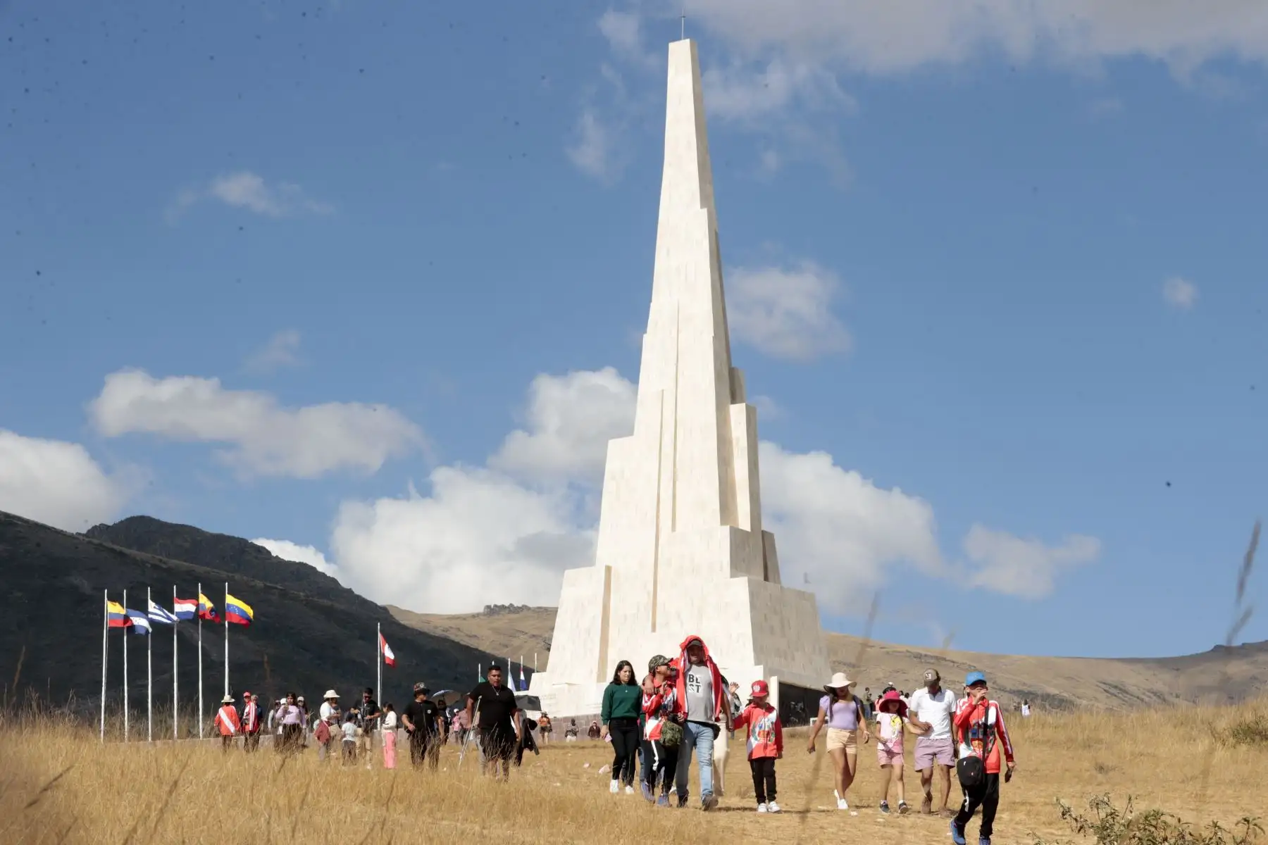 En el día de la Patria, 28 de julio gran cantidad de cuidadanos visitaron el Santuario Histórico de la Pampa de Ayacucho, lugar donde el 9 de diciembre de 1824 se sello la independencia del Peru y de  Sudamerica. Familias enteras de diversas parte del país llegaron a conocer el lugar donde las tropas peruanas vencieron a las españolas. Las fotos y selfies con el fondo del obelisco abundaron por llevarse un buen recuerdo.
Foto: ANDINA/Vidal Tarqui