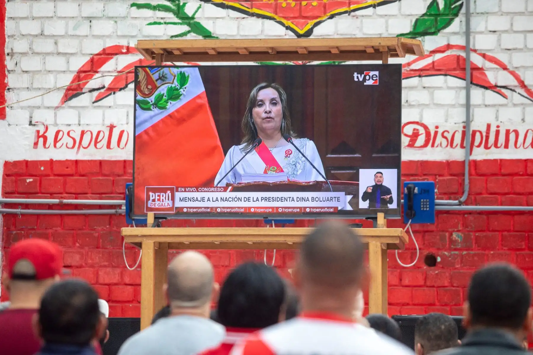 En el 203º Aniversario de la Proclamación de la Independencia Nacional, el discurso presidencial de Dina Boluarte llegó a los internos del Pabellón 12 del Penal Castro Castro, brindando un mensaje de unidad y esperanza. La transmisión subrayó el sentido de pertenencia y reflexión sobre el aniversario incluso en los centros penitenciarios.
Foto: MINJUSDH