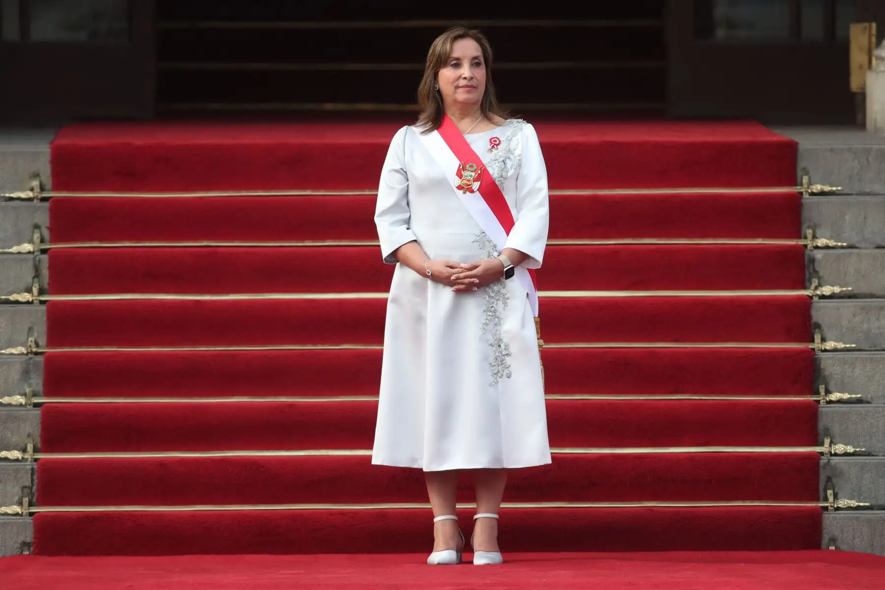 La presidenta de la República, Dina Boluarte, se despide en los exteriores de Palacio de Gobierno de regreso luego de dar el tradicional mensaje a la Nación durante el Día de la Independencia de Perú en Lima.
Foto: ANDINA/Lino Chipana