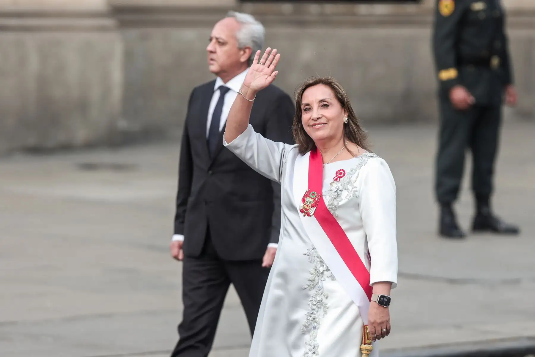 La presidenta de la República, Dina Boluarte, se despide en los exteriores de Palacio de Gobierno de regreso luego de dar el tradicional mensaje a la Nación durante el Día de la Independencia de Perú en Lima. Foto: ANDINA/ Connie Calderón
